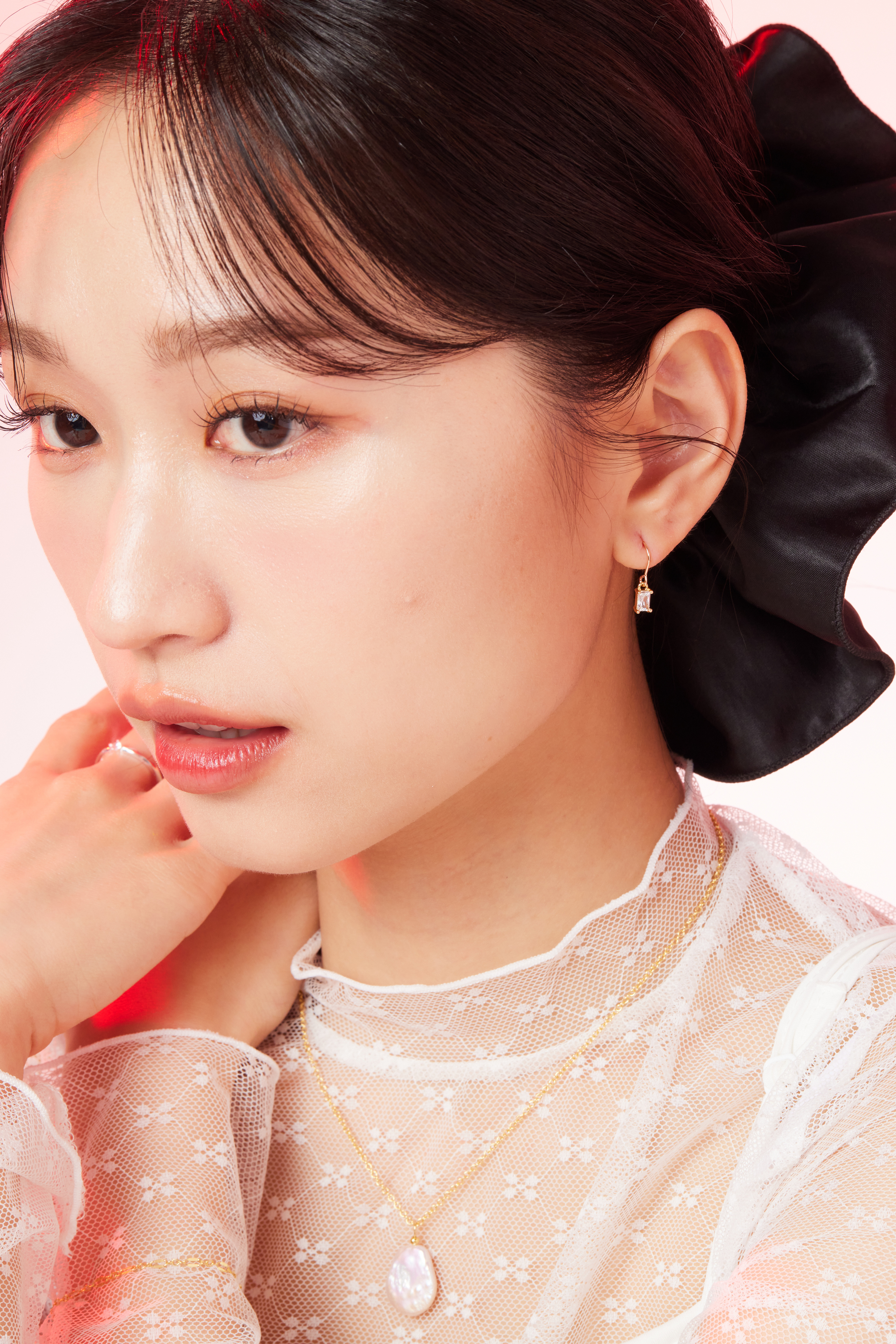 模特正側面佩戴照，耳環點綴臉龐線條。
