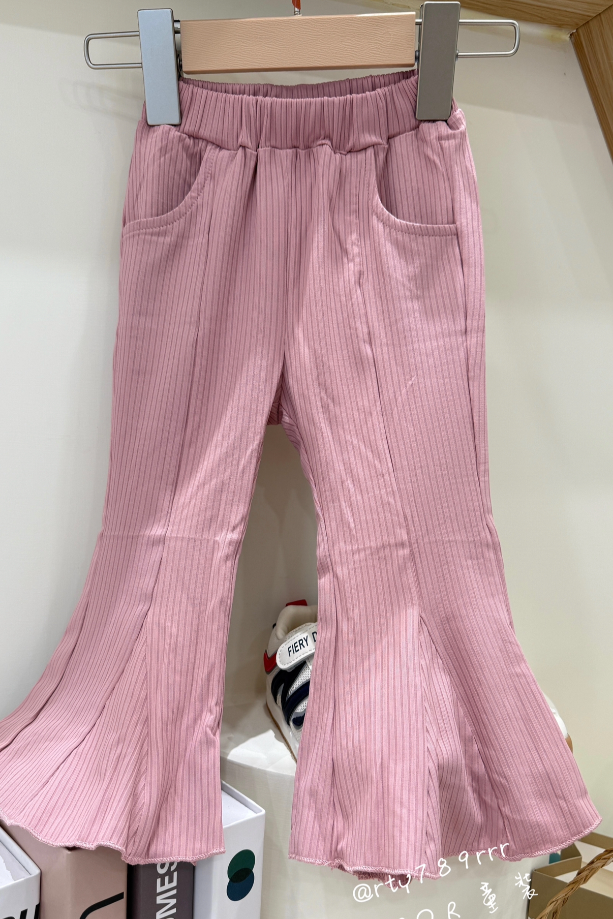 粉紅喇叭褲