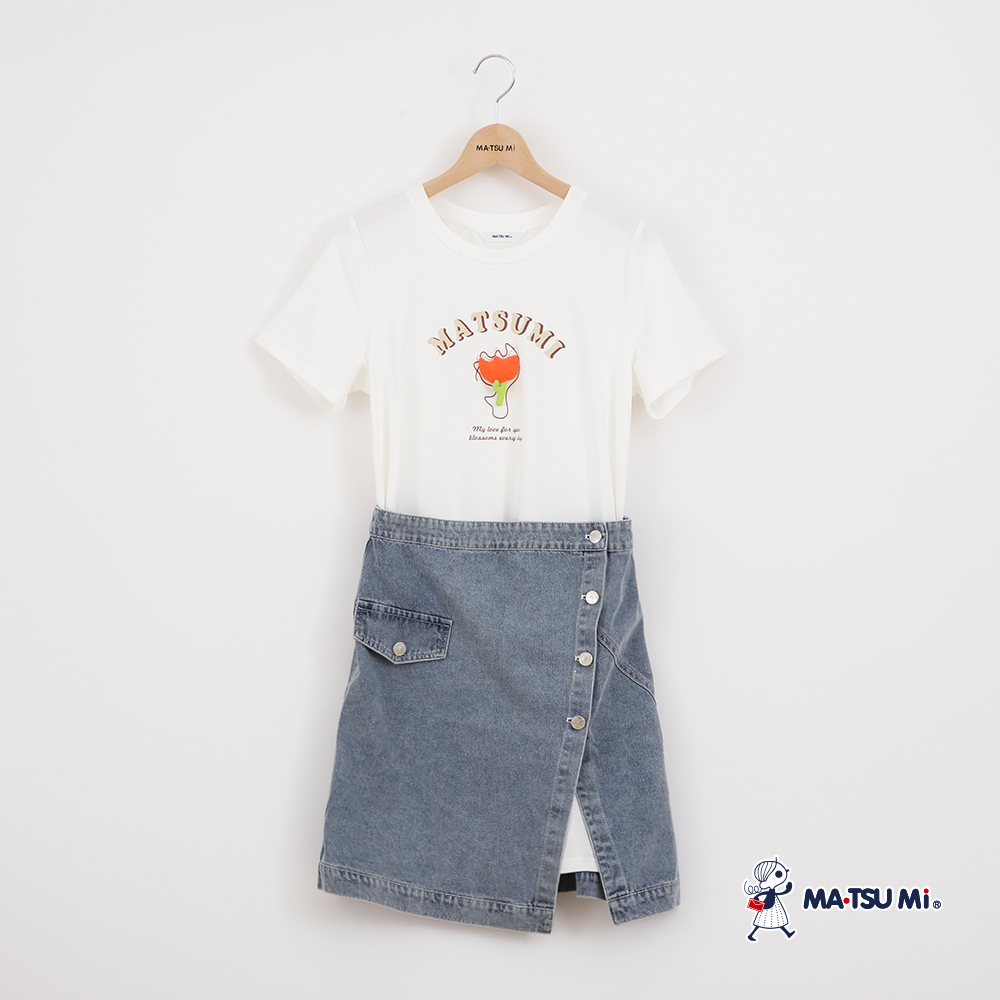 MA‧TSU Mi 英文字立體花寬鬆感長版T外罩牛仔洋裝(白)