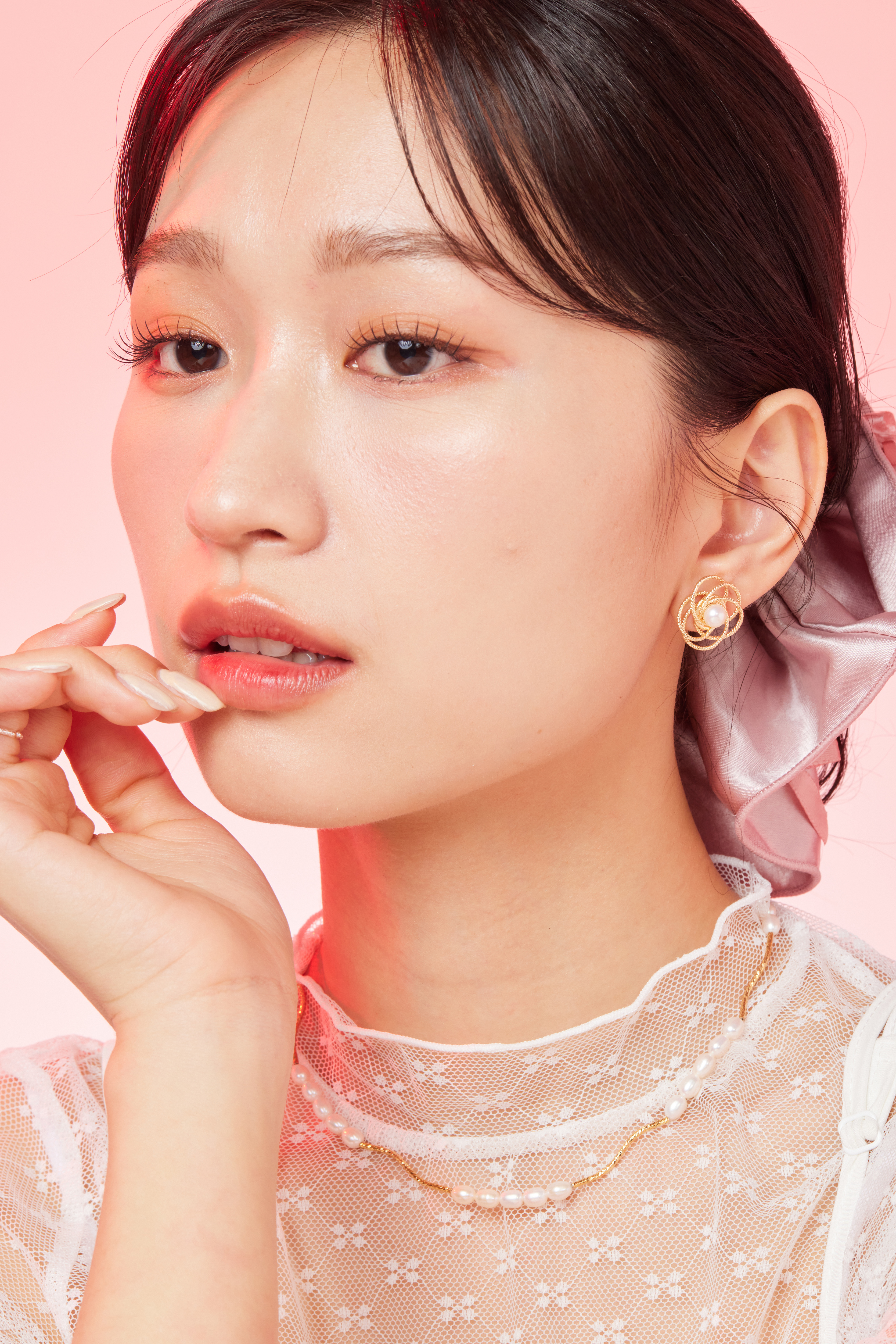 模特側面佩戴照，突顯小花與珍珠的細緻結構。