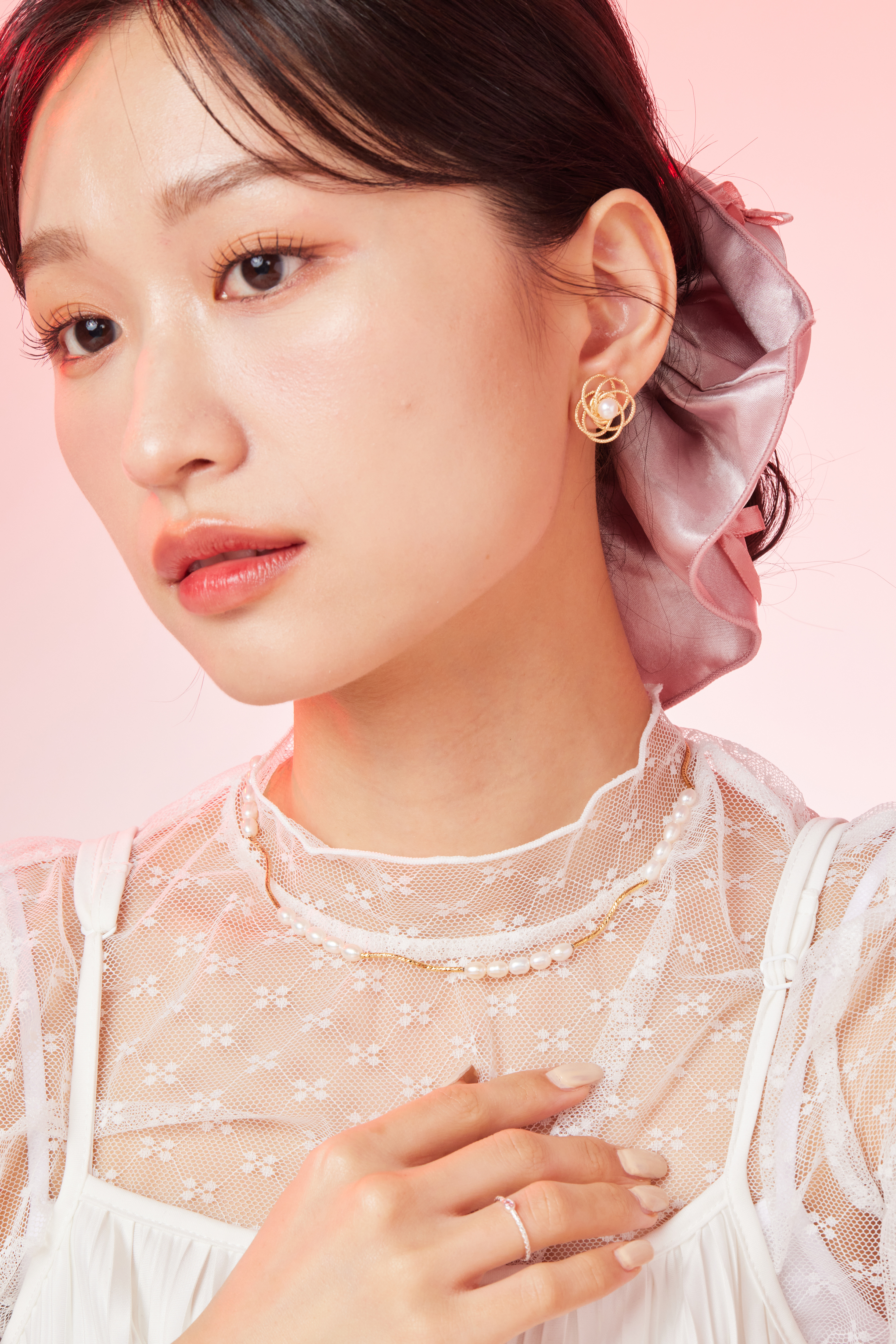 模特正側看向遠方照，佩戴耳環展現溫柔氣質。