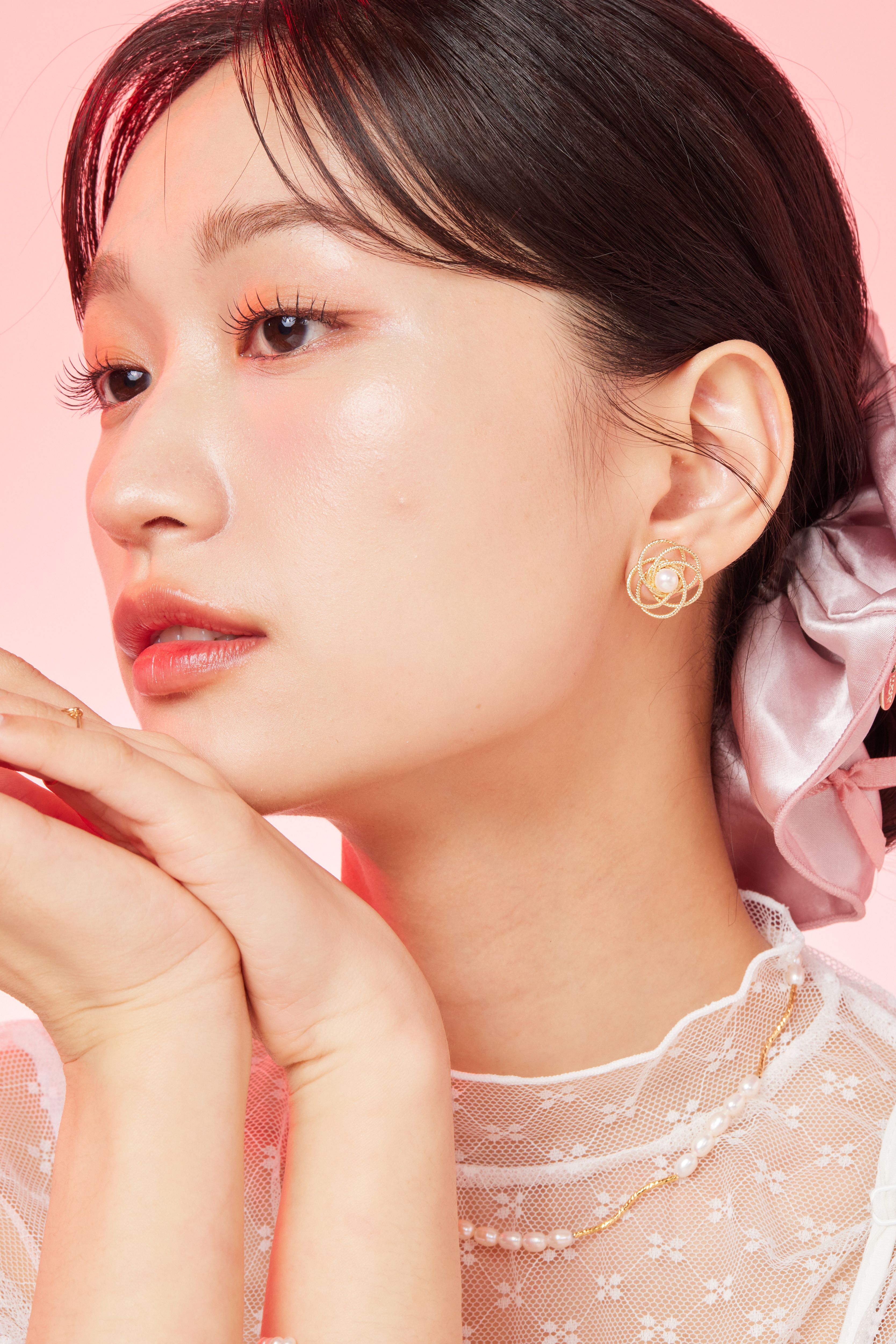 模特看向遠方，露出耳朵展示14kgf小花淡水珍珠耳環。