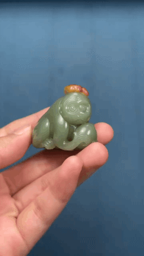 529235 和田玉河磨玉析木料紅皮巧雕猴把件