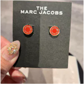[S] MARC JACOBS RED/ROSE GOLD M0017169-609 THE MEDALLION STUD EARRINGS, 191267925219 (SMJ555)