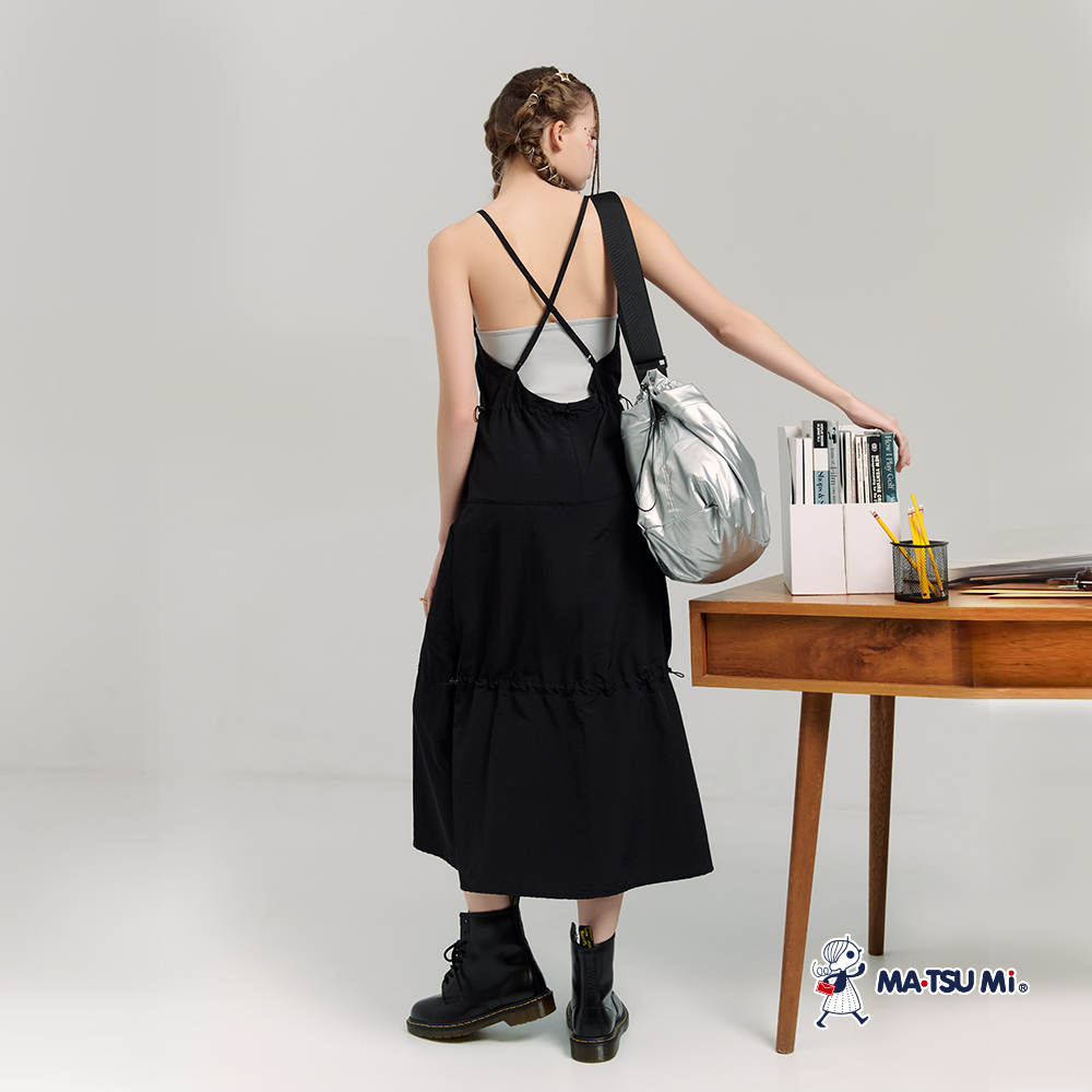 MA‧TSU Mi 工裝抽繩收腰大口袋細肩後交叉露背美型洋裝(黑)