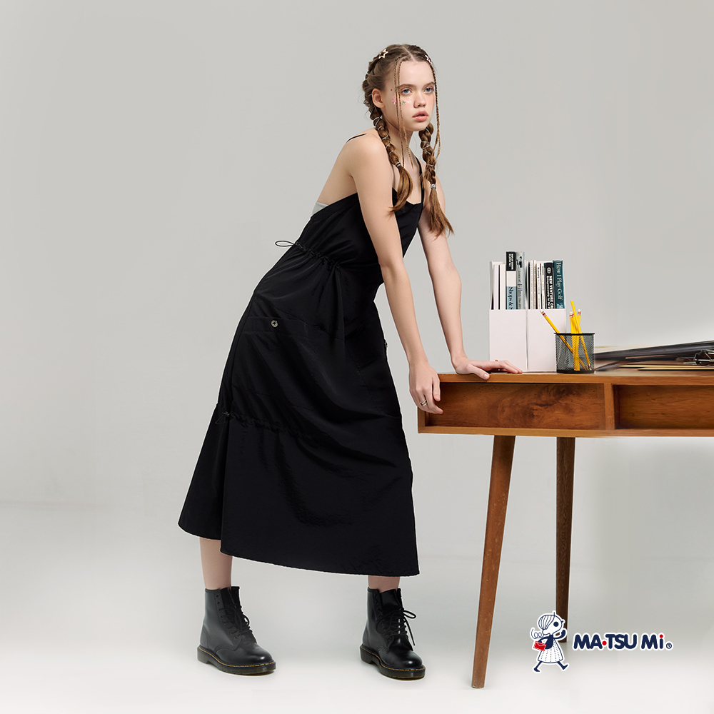 MA‧TSU Mi 工裝抽繩收腰大口袋細肩後交叉露背美型洋裝(黑)