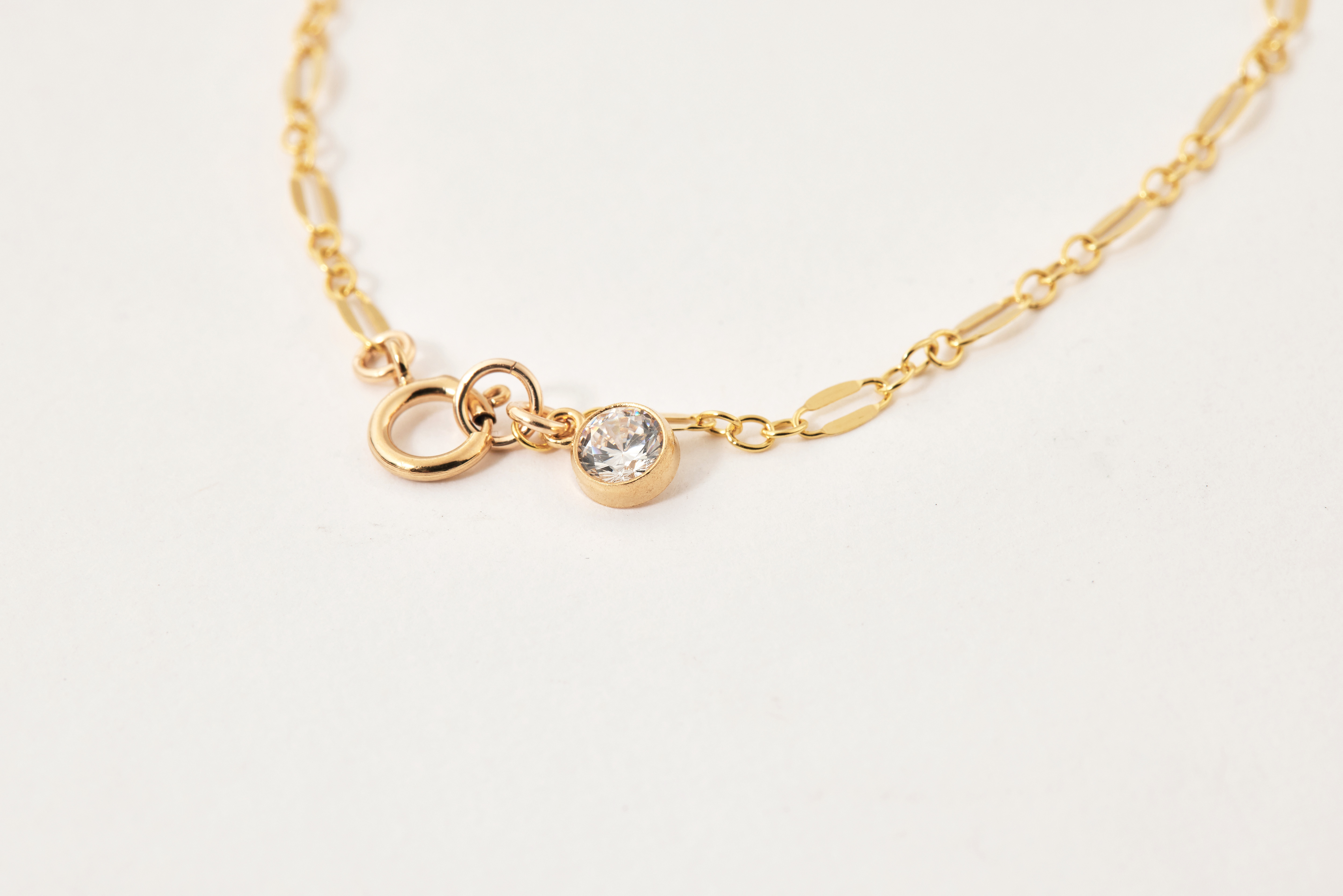 14kgf鋯石手鍊細節近拍，鋯石切割工藝精美，折射璀璨光芒