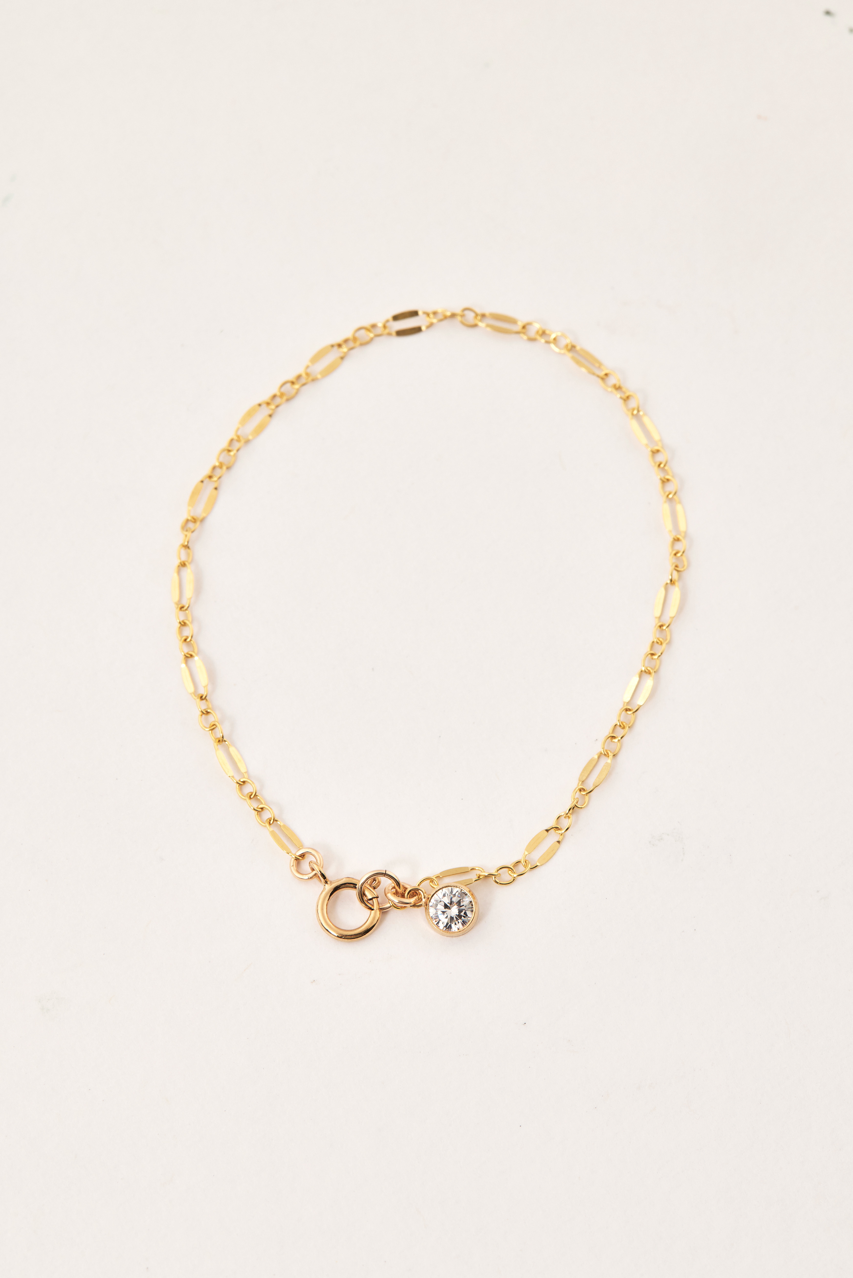 14kgf鋯石手鍊搭配簡約背景，展現低調奢華質感