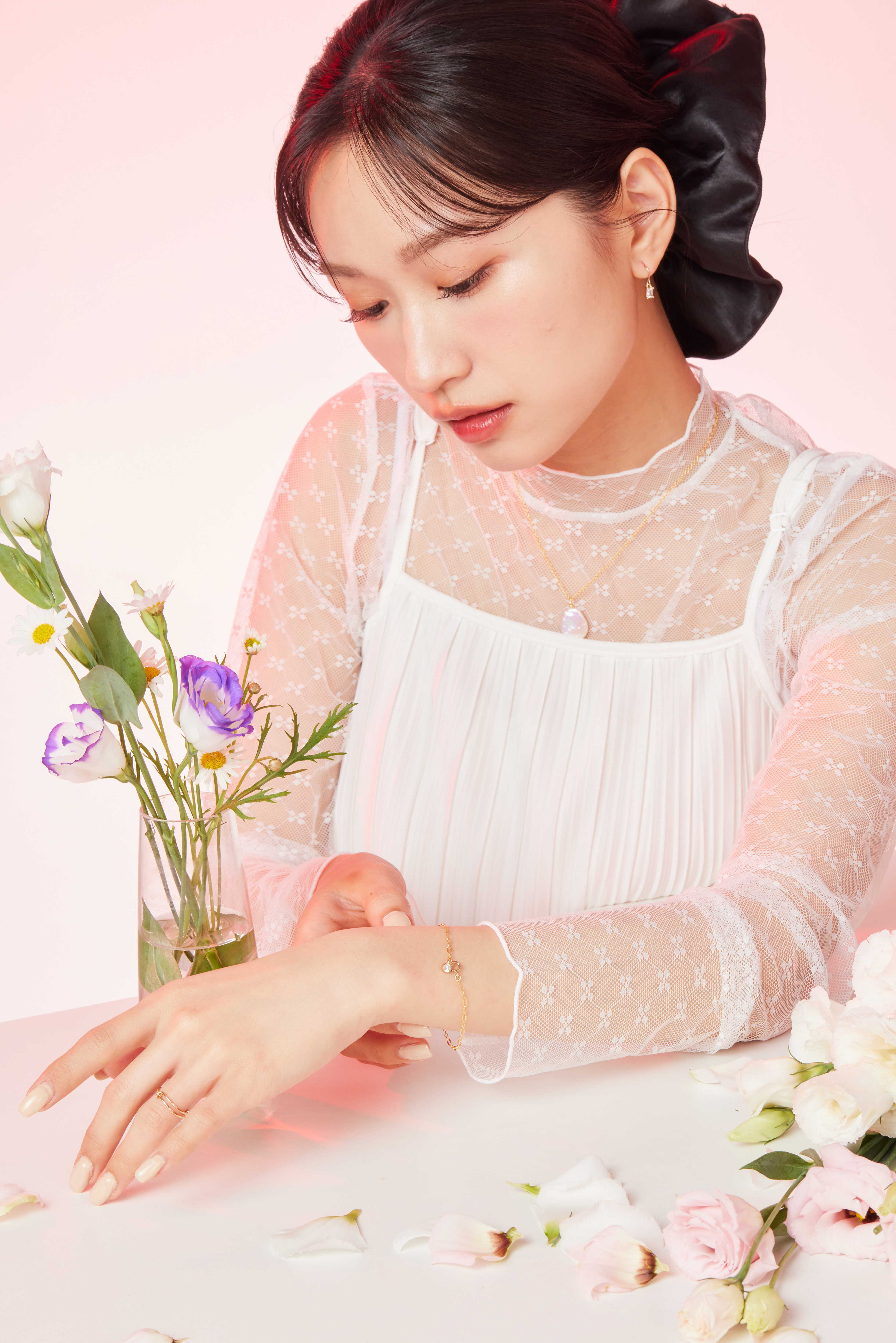 14kgf鋯石手鍊佩戴於手腕，陽光下閃爍動人光澤