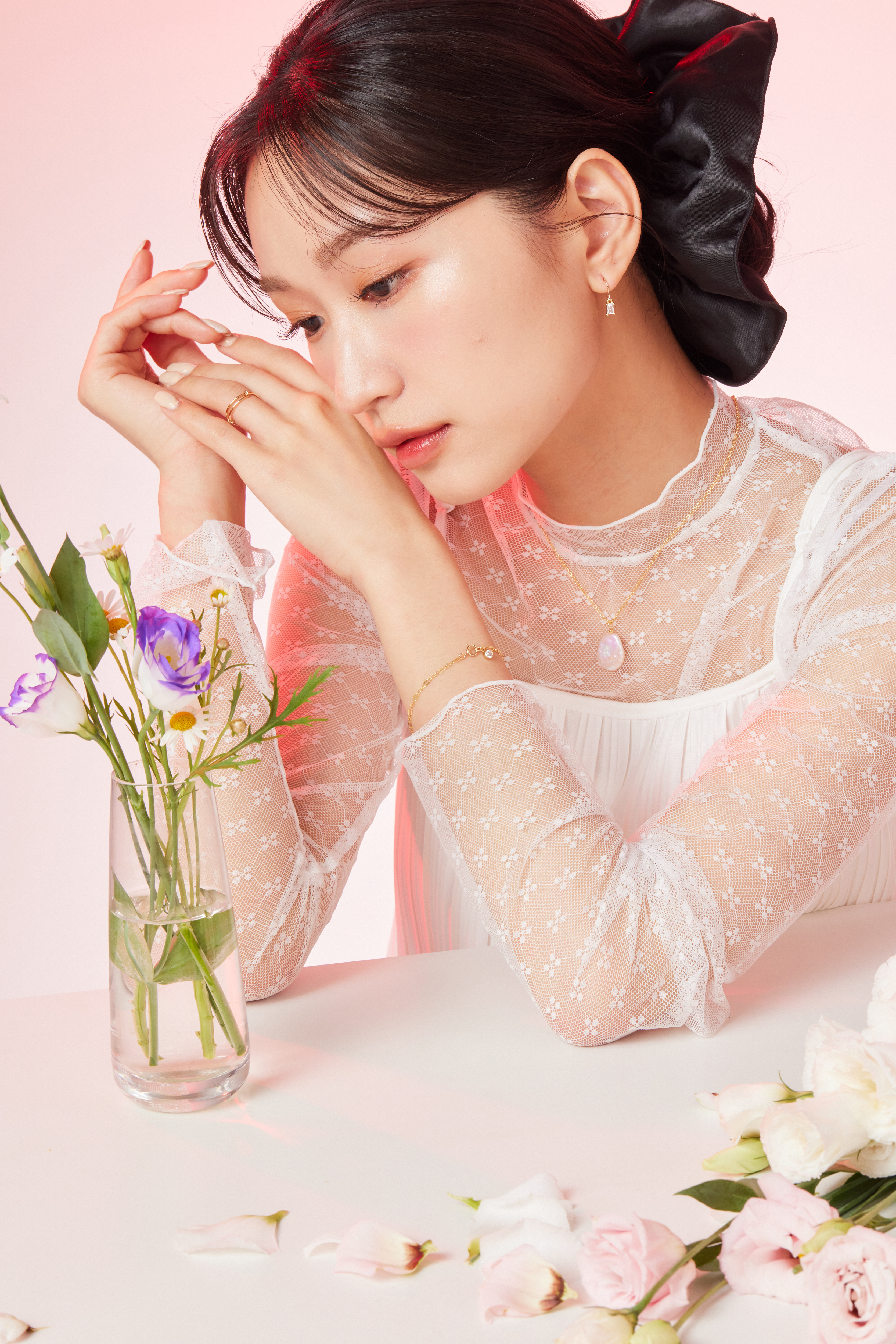 模特搭配甜美穿搭配戴14kgf鋯石手鍊，突顯氣質