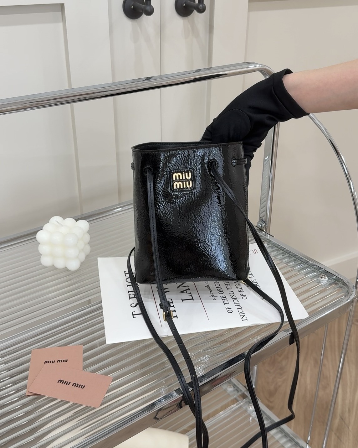 MIUMIU｜油蠟皮迷你水桶包 黑色