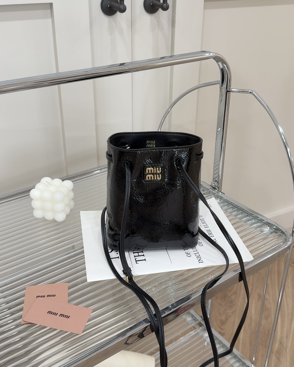 MIUMIU｜油蠟皮迷你水桶包 黑色