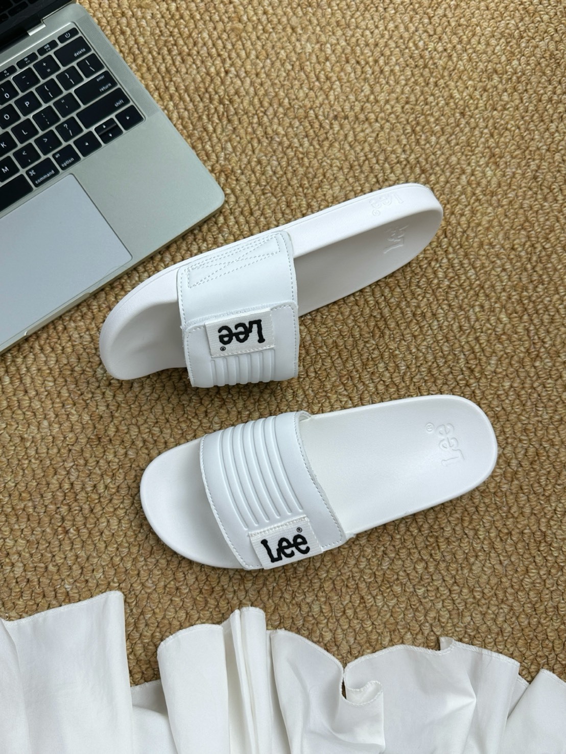 LEE 刺繡魔鬼氈麵包拖鞋