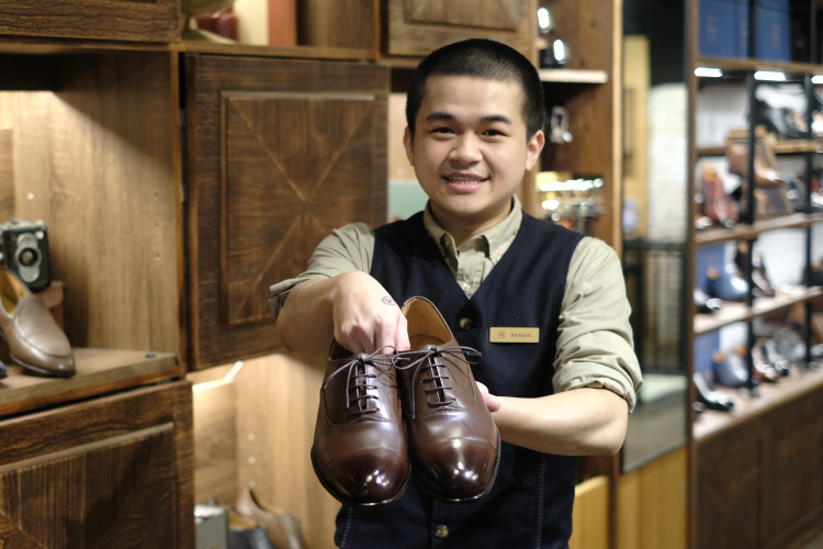 林果良品松菸店店員推薦給商務人士的皮鞋