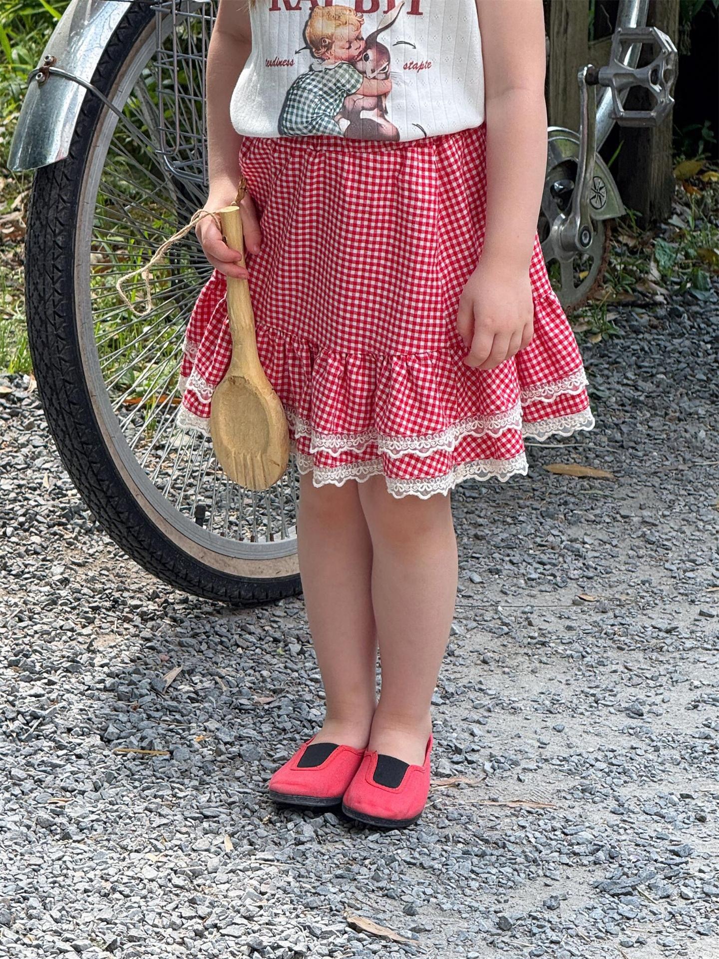 米白拼接紅格子裙