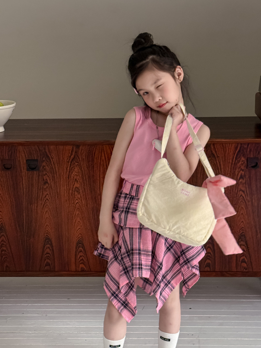粉色字母背心+不規則格紋半身裙