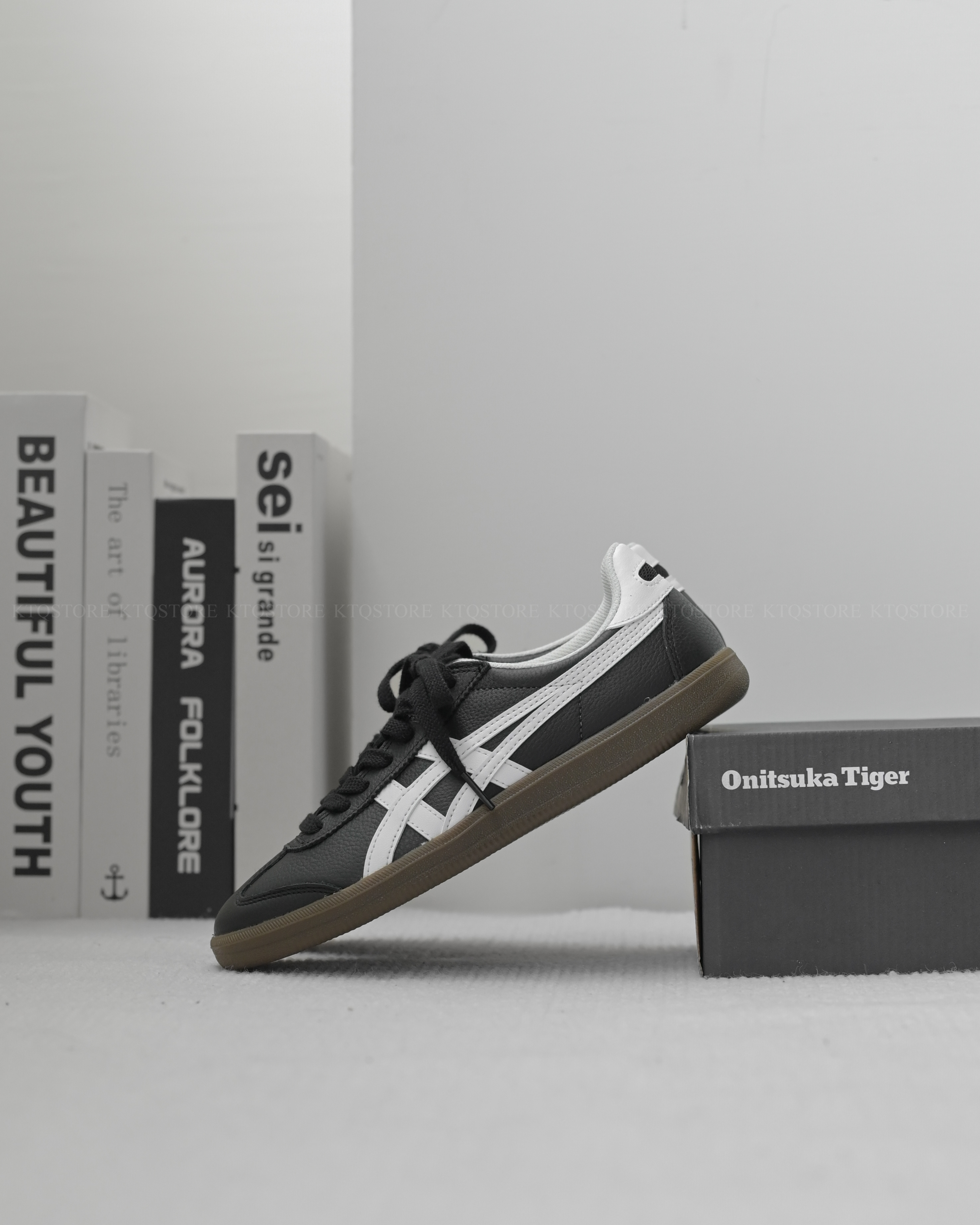 KTQ STORE ‧ Onitsuka Tiger Tokuten 鬼塚虎德訓鞋 黑白 皮革焦糖底男女鞋1183C429-001
