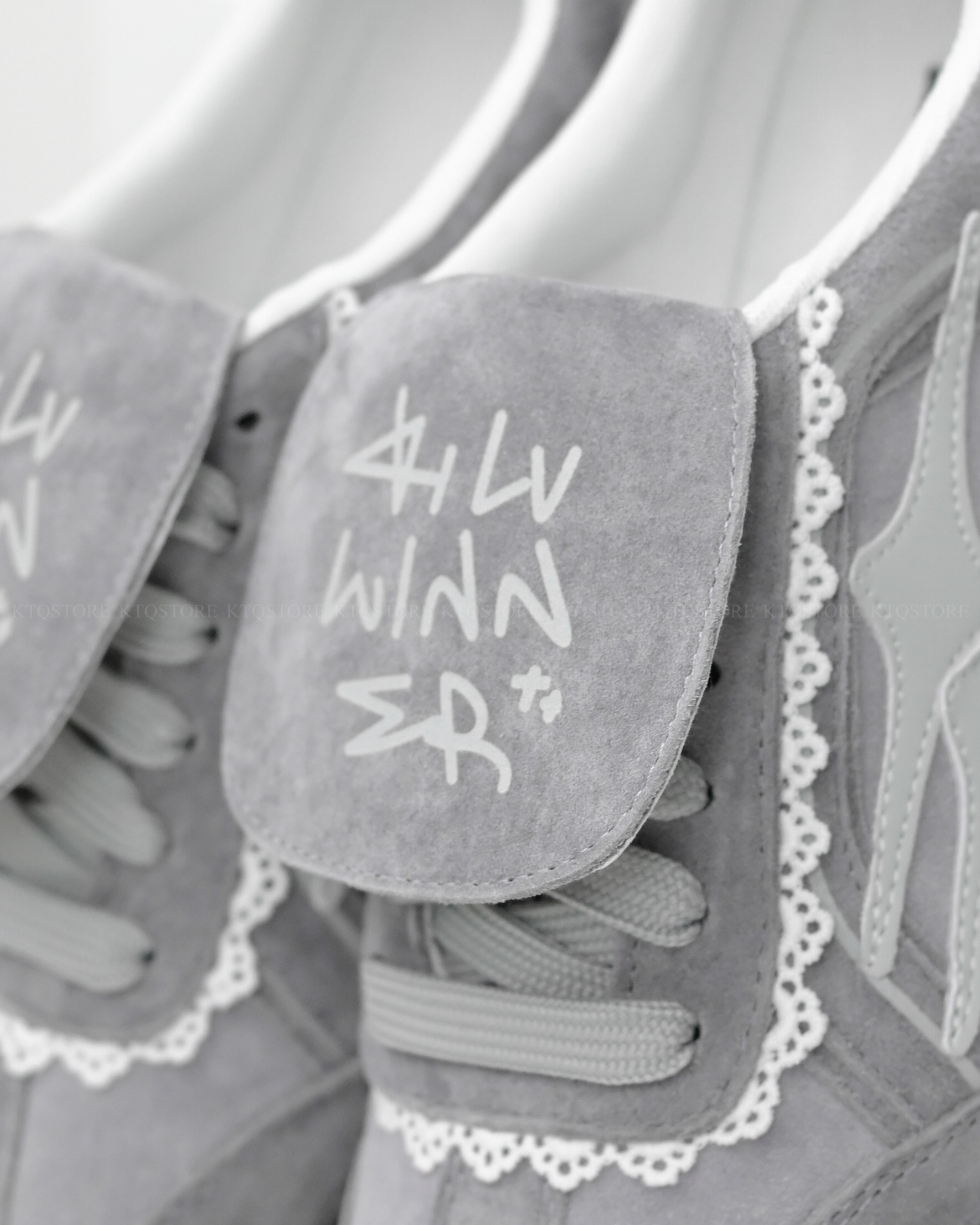 KTQ STORE ‧ Killwinner 灰蕾絲 德訓鞋 灰白 芭蕾風 張員瑛同款 KWDX240403