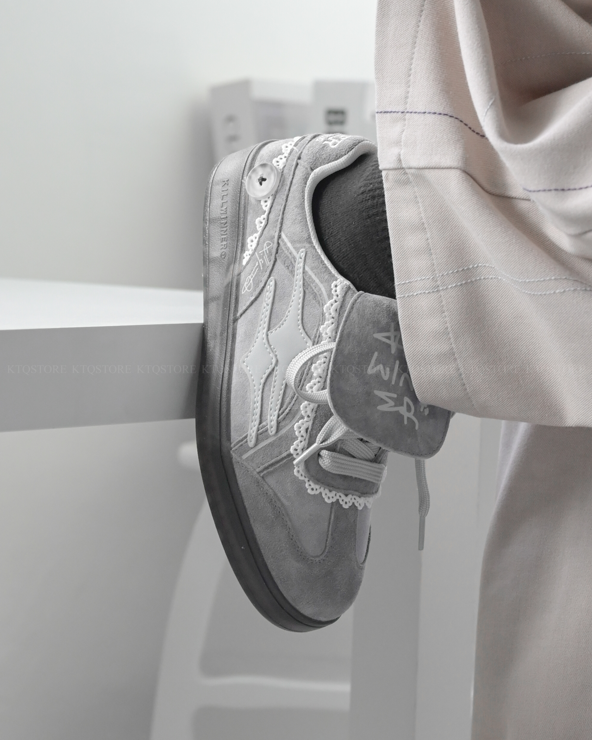 KTQ STORE ‧ Killwinner 灰蕾絲 德訓鞋 灰白 芭蕾風 張員瑛同款 KWDX240403