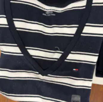 [S] TOMMY HILFIGER NAVY VNECK STRIPE FAVORITE TSHIRT, 76J5527-410 (STH1285)