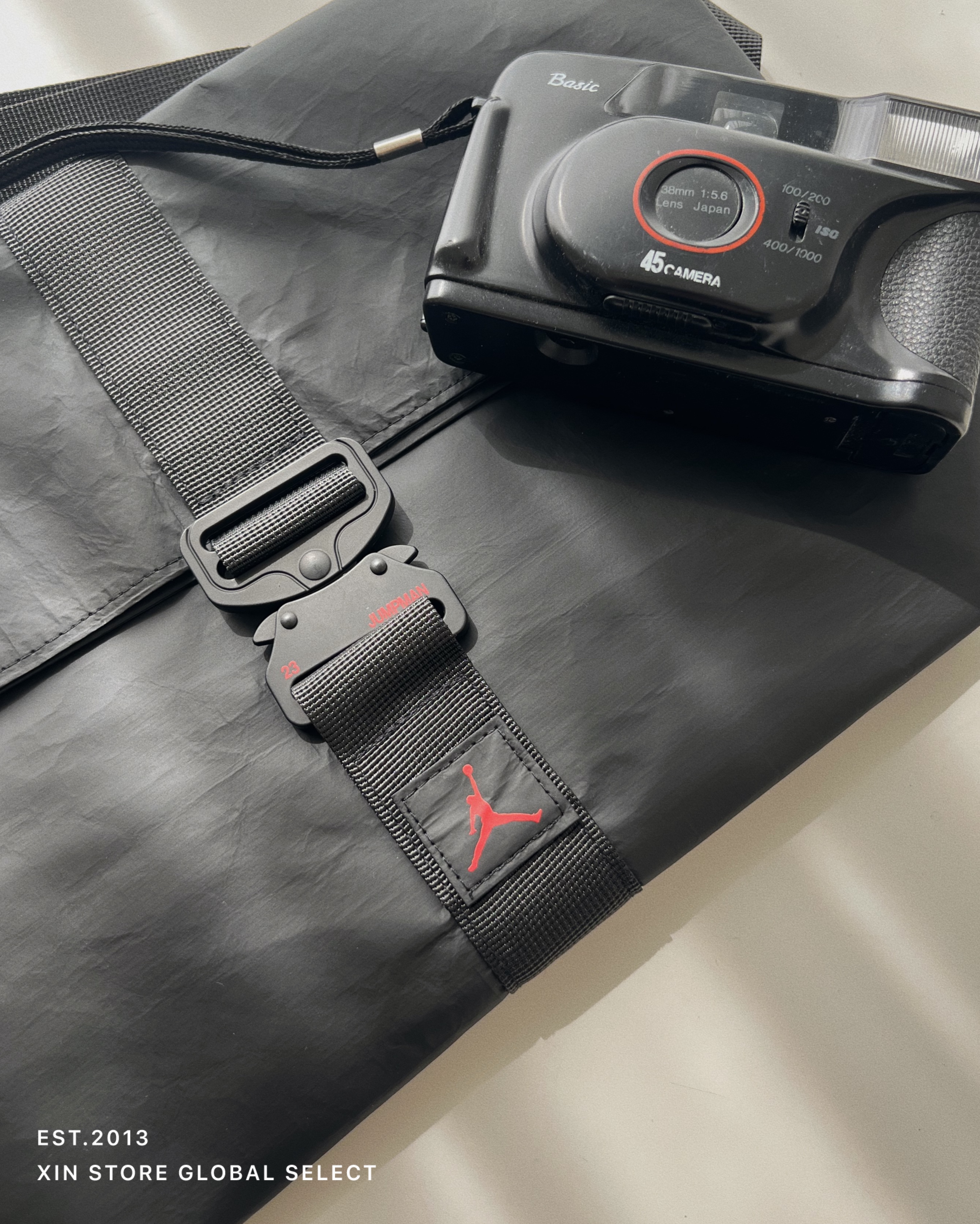 JORDAN 店鋪限定 類杜邦紙 大容量 斜背包 黑