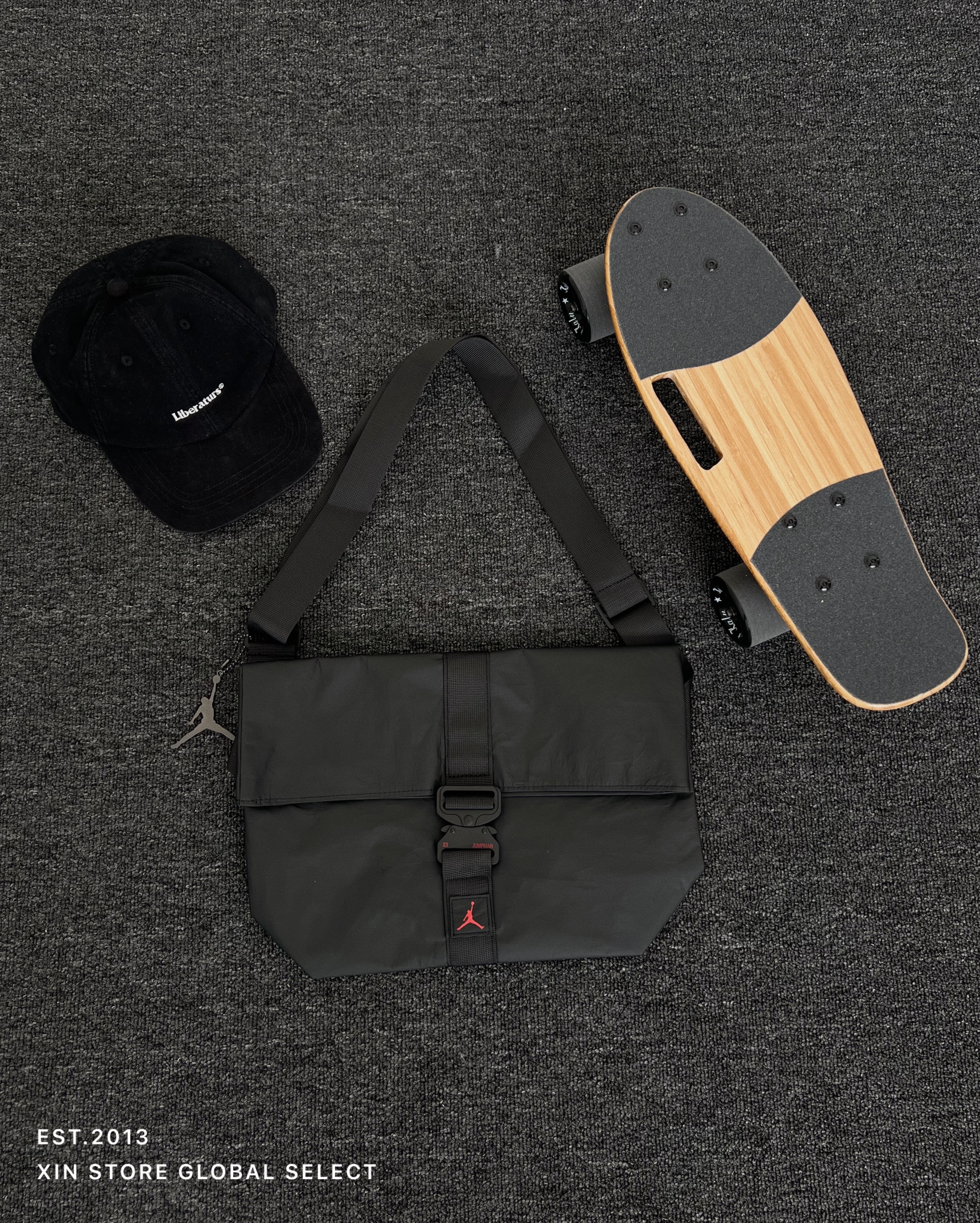 JORDAN 店鋪限定 類杜邦紙 大容量 斜背包 黑