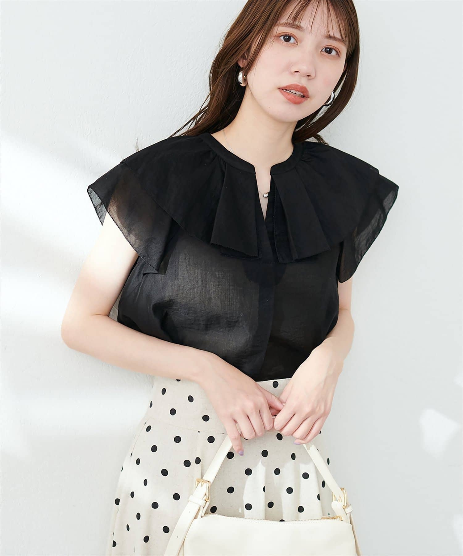 natural couture(ナチュラルクチュール)  タックフリル衿スキッパーあきブラウス黑（0351040790）