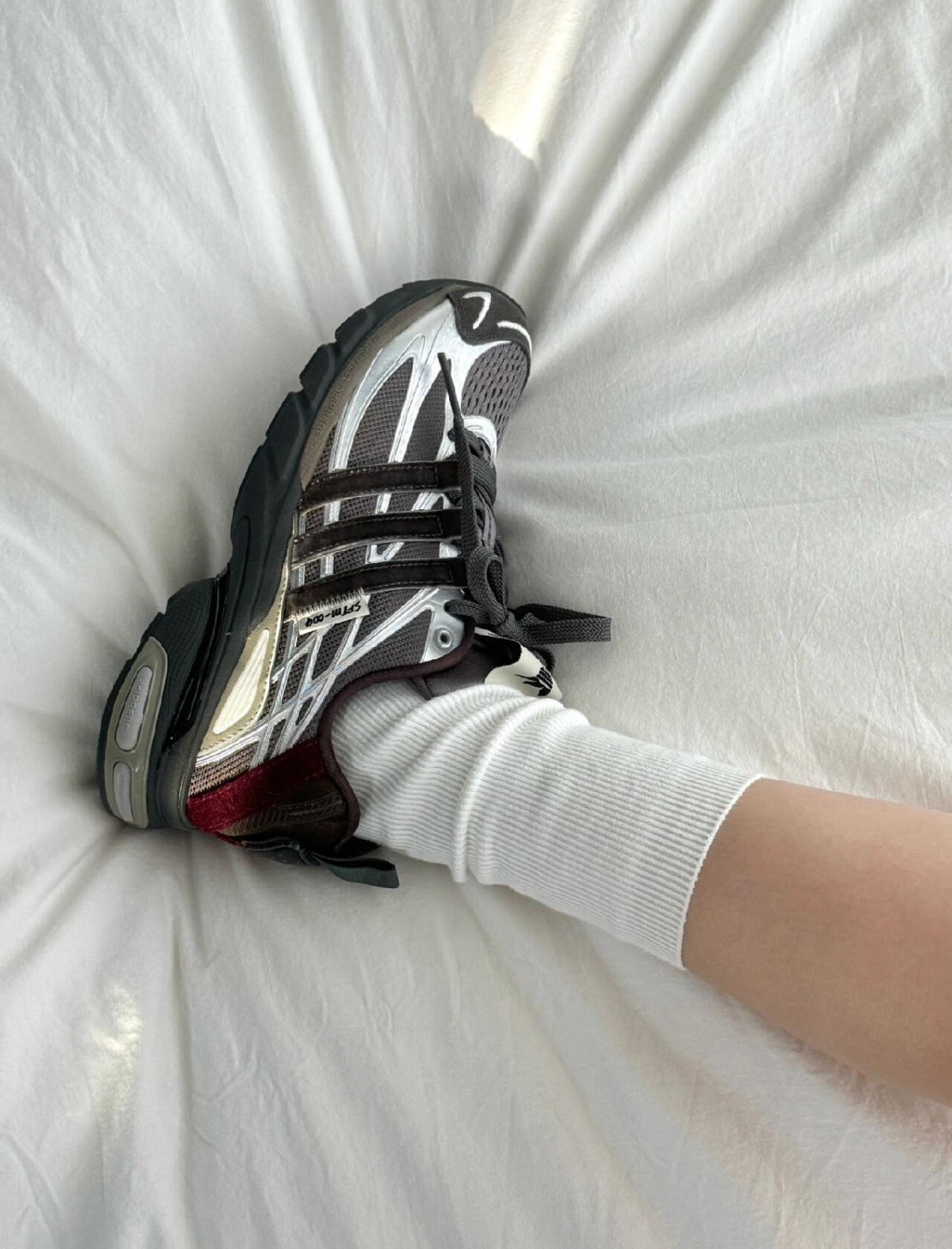 SONG FOR THE MUTE x Adidas Originals Adistar Cushion SFTM 銀灰武士 紅色 麂皮 復古 慢跑鞋 老爹鞋 JH9009/預購