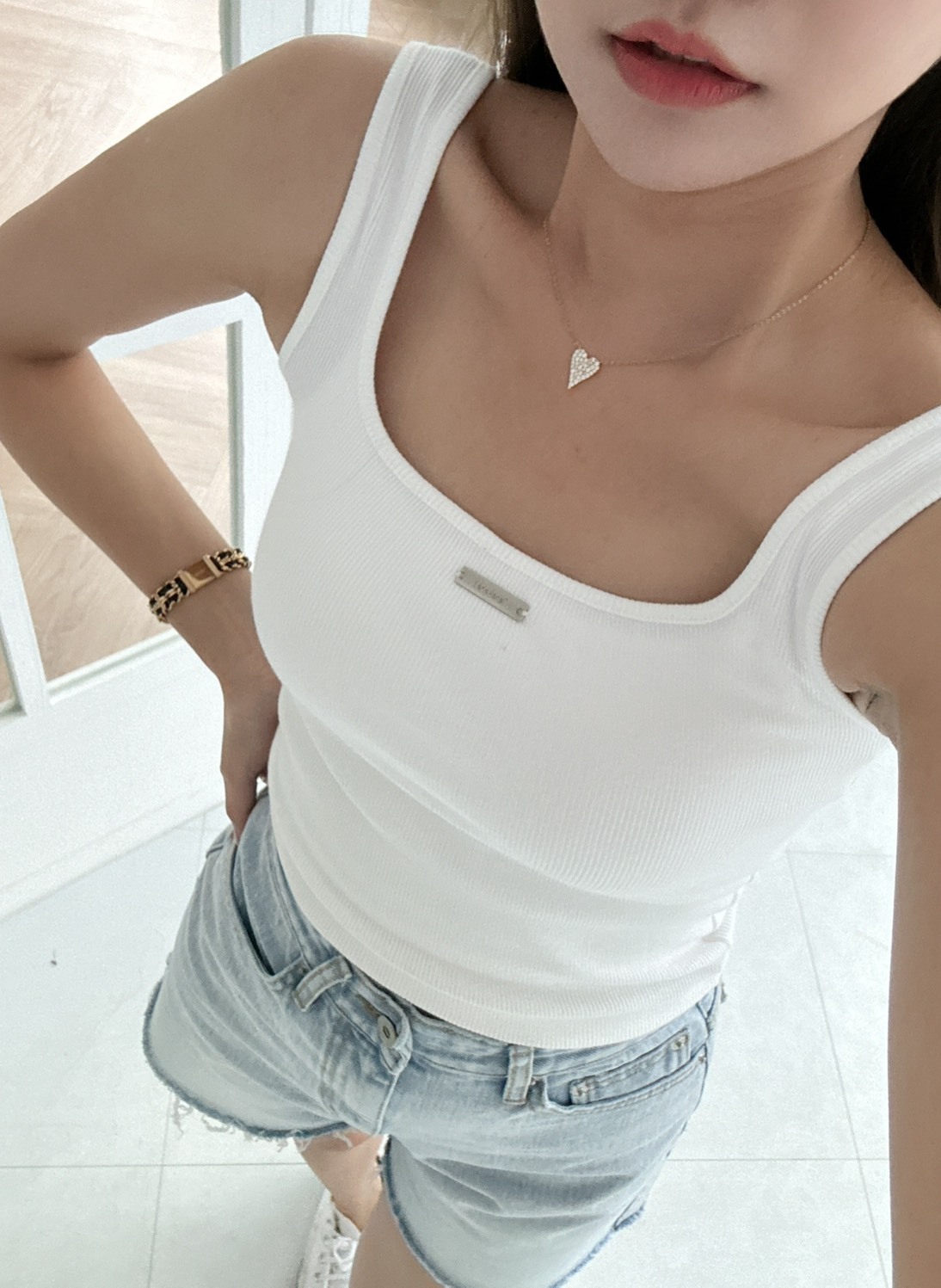 ［預購］💛06.11春夏新品］💥包副乳！夏日最百搭單品］🇰🇷正韓ㄩ領小鐵牌logo超彈螺紋棉背心（四色）