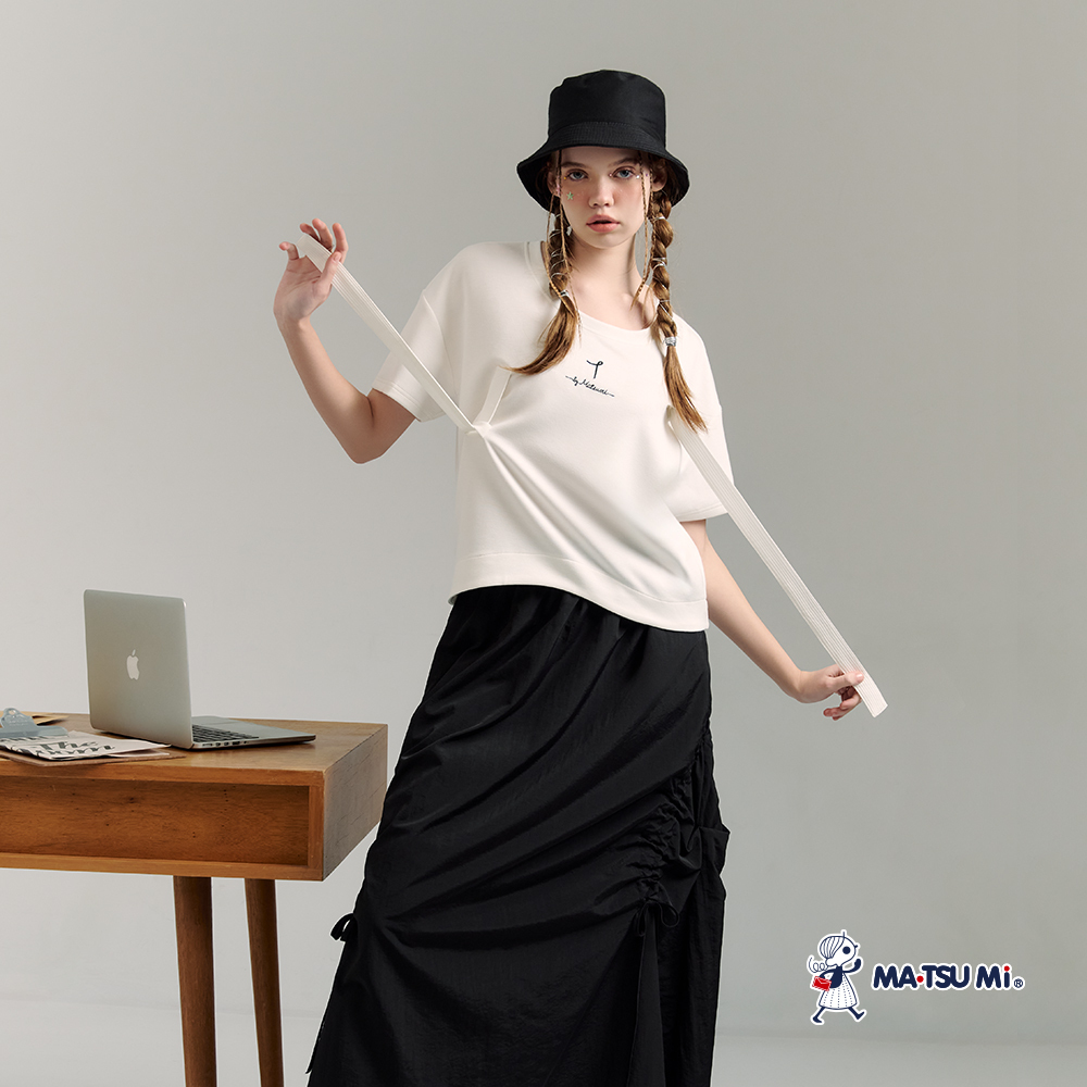 MA‧TSU Mi 休閒寬鬆感裝飾緞帶英文字繡花上衣(白.黑)