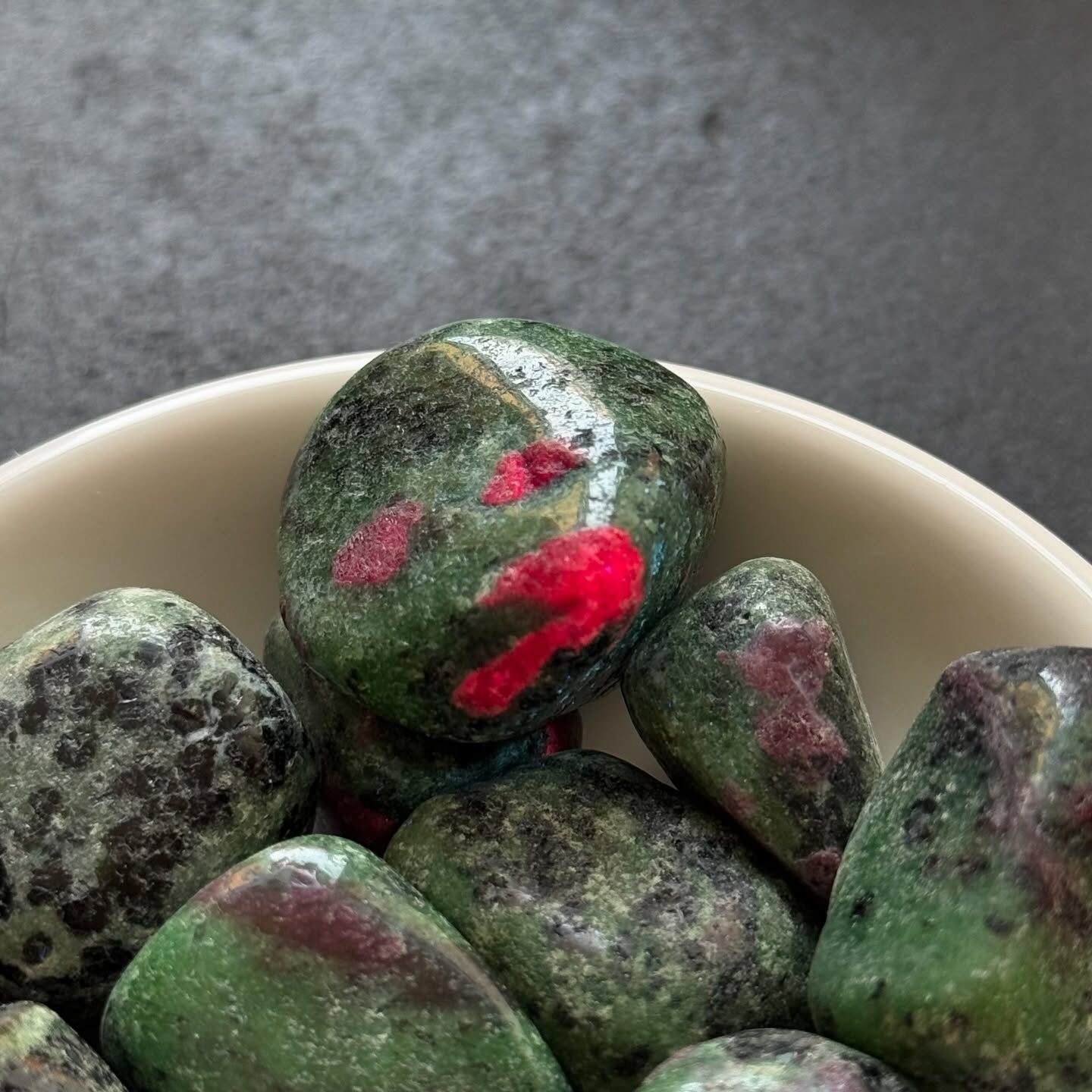 [原石] 紅綠寶 / 紅寶綠簾石 水晶滾石