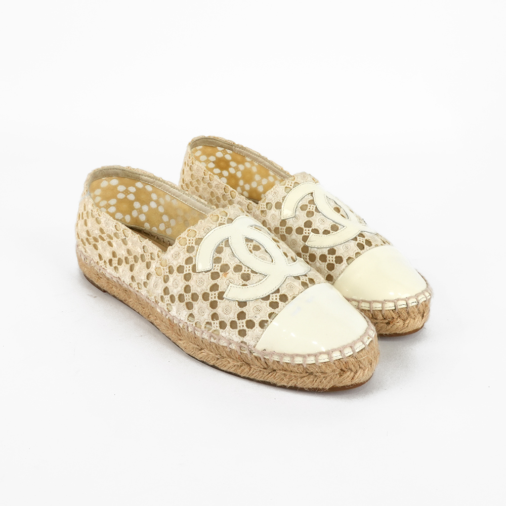 【CHANEL】CC Logo 漆皮及蕾絲草編鉛筆鞋/漁夫鞋(白色)