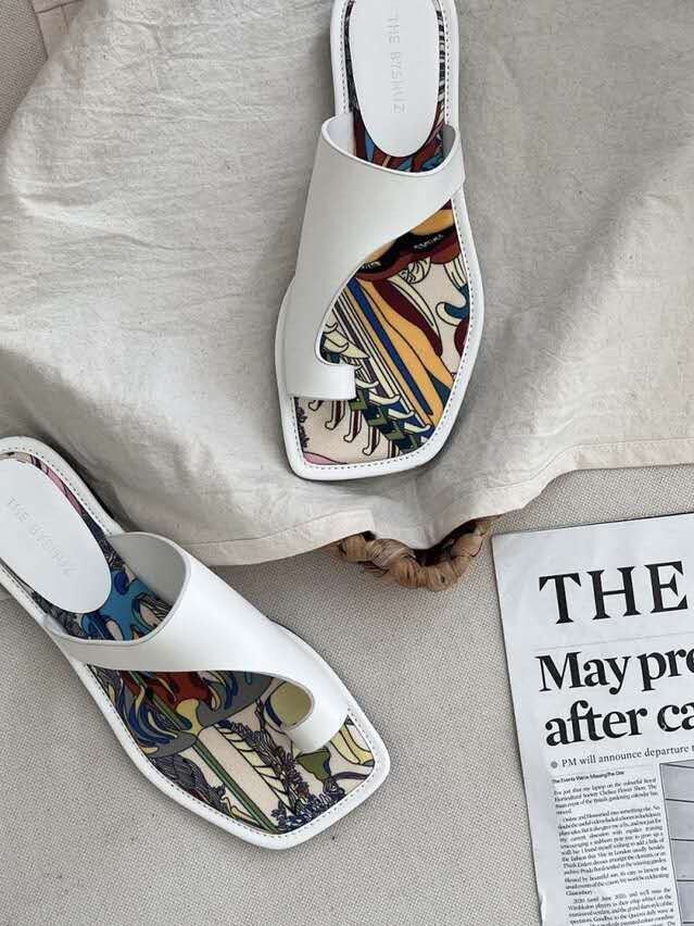 彩色圖騰方頭套指拖鞋