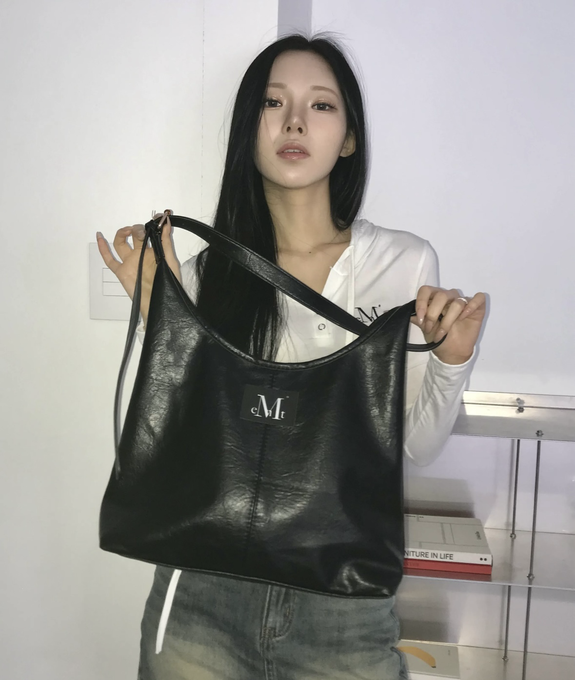 <韓國代購> MUCENT CRESCENT LEATHER SHOULDER BAG