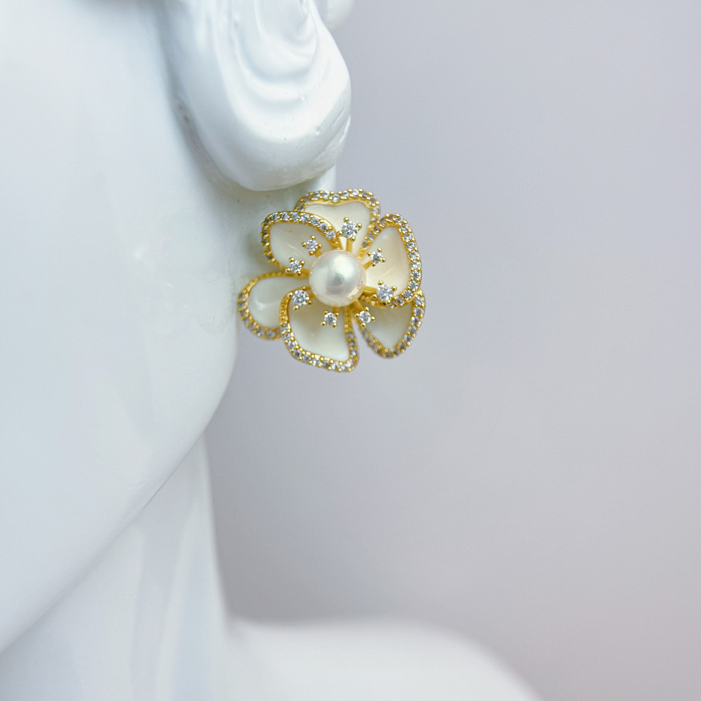 層疊白琺瑯花耳夾