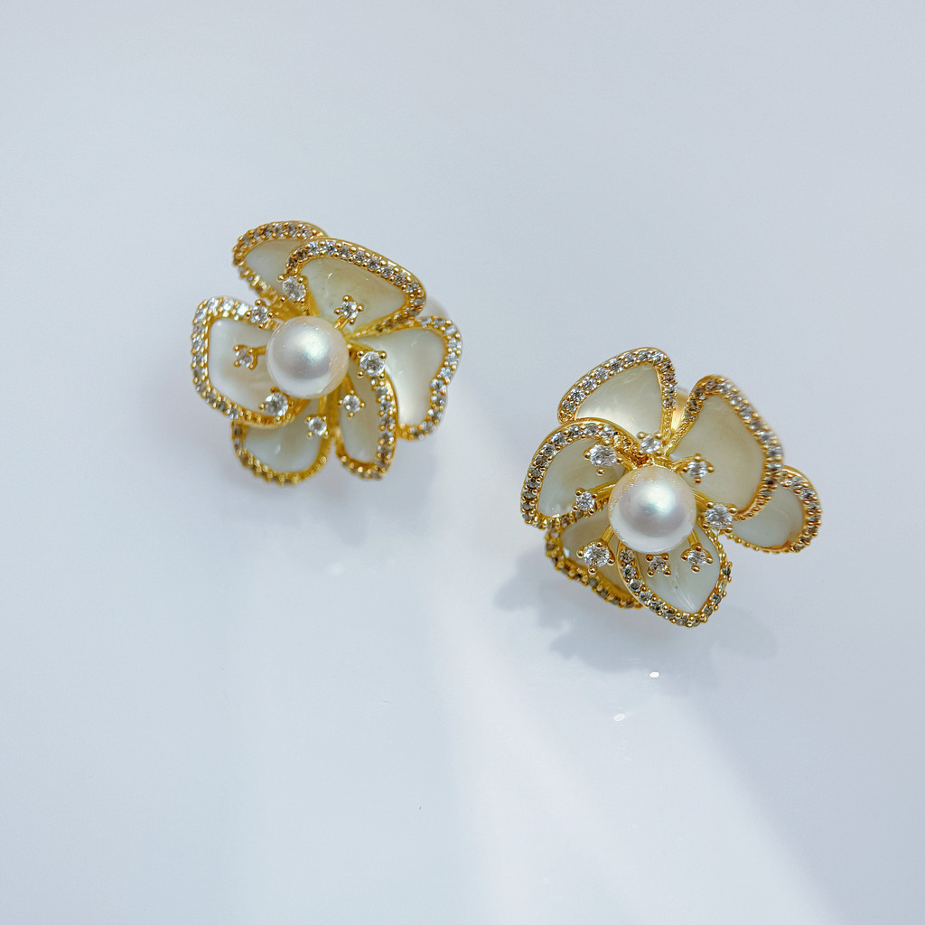 層疊白琺瑯花耳夾