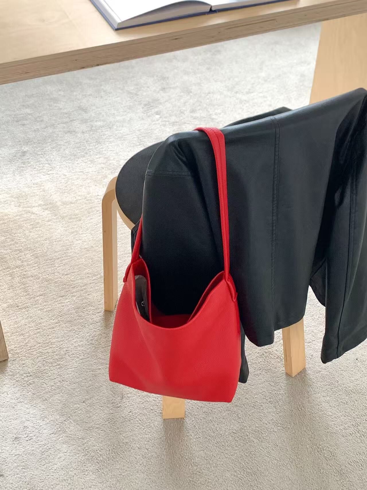 垂墜感簡約側背軟皮包