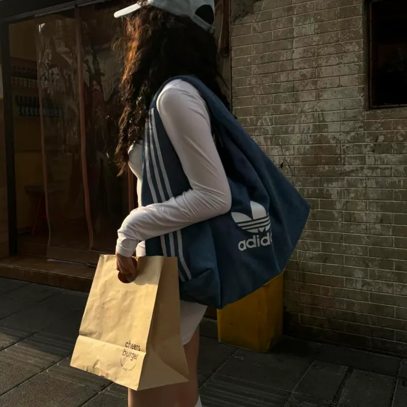 ADIDAS ORIGINALS  新款雲朵包 側肩/手提包 丹寧配色 [附小零錢包] 大容量款!! {獨家優惠!}