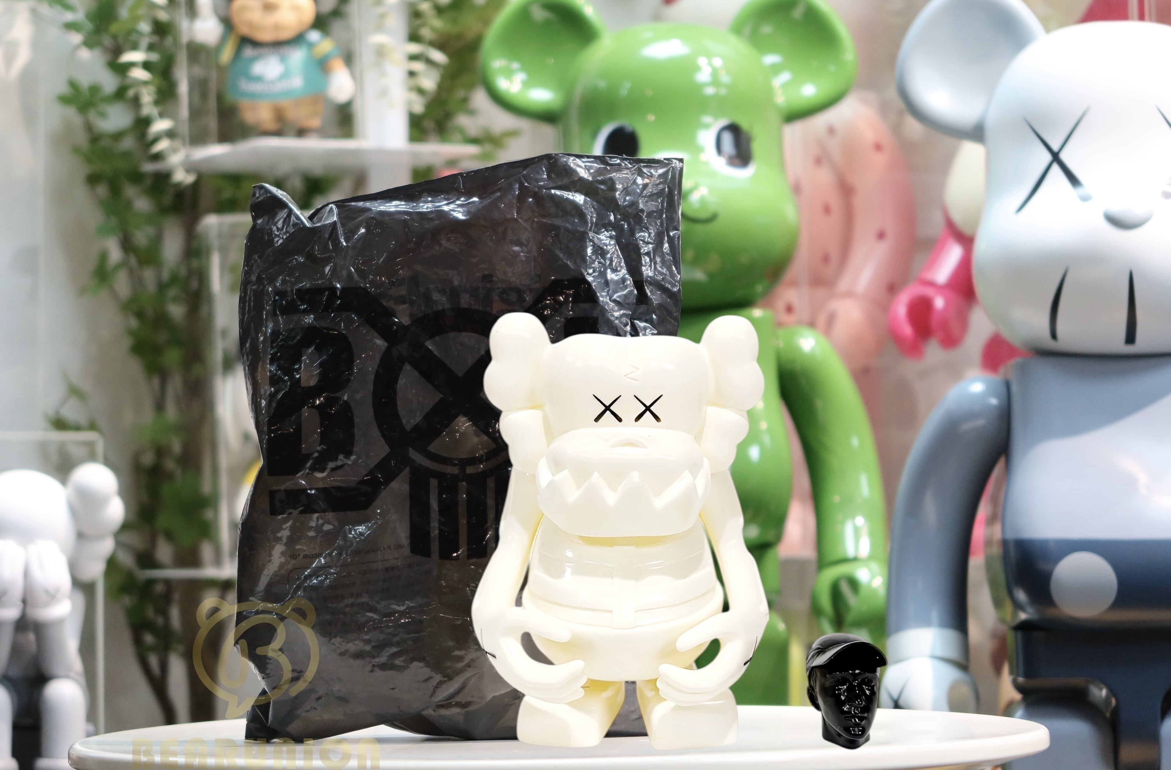 🥇現貨🥇KAWS Bounty Hunter Skull Kun Vinyl Figure Red White