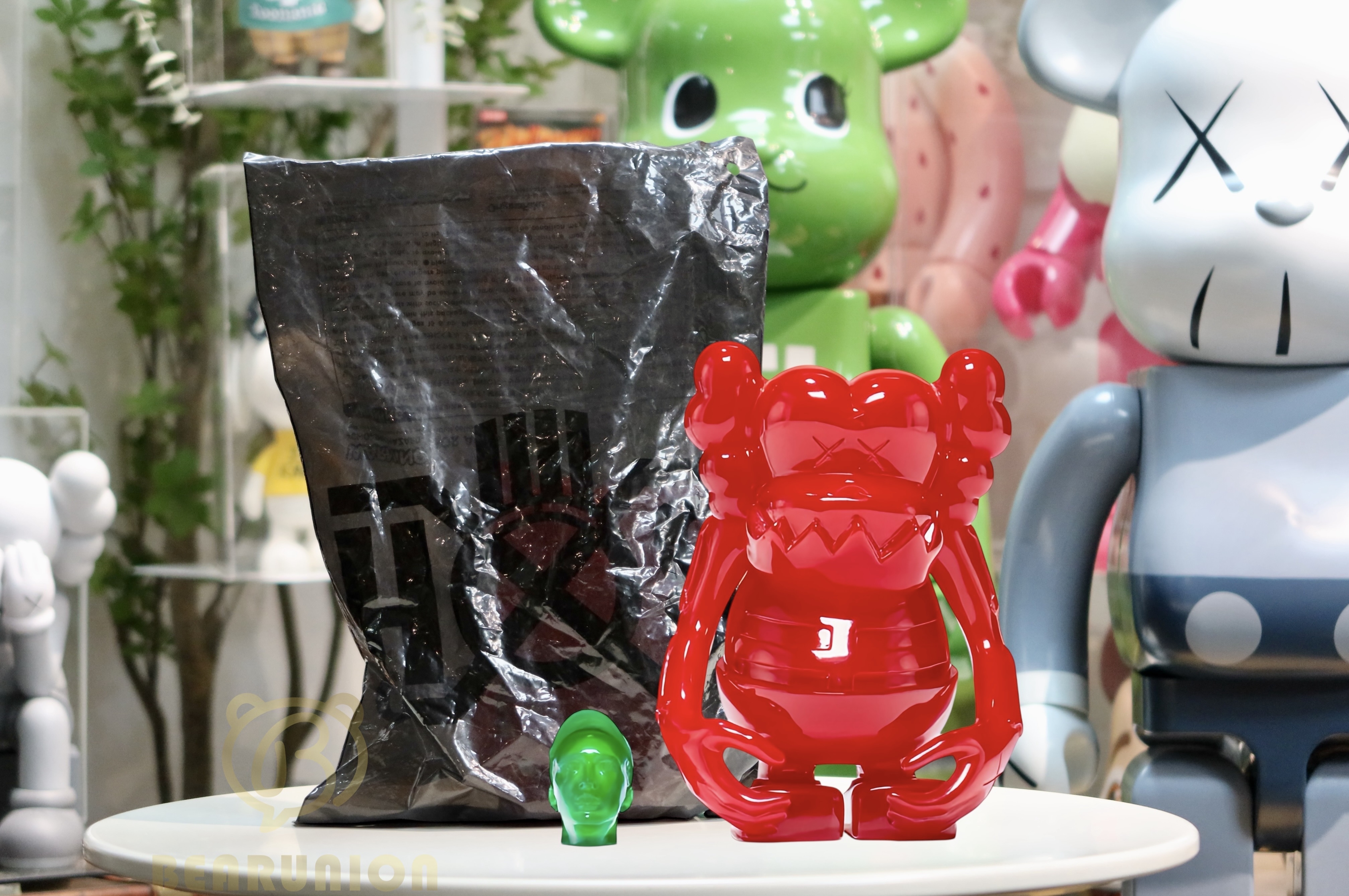 🥇現貨🥇KAWS Bounty Hunter Skull Kun Vinyl Figure Red