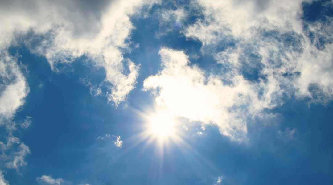 炎炎夏日，陽光強烈，稍不注意就可能被紫外線曬黑、曬紅，甚至曬傷。當肌膚受到陽光傷害後，該如何加速修復並美白？    本篇文章將帶你了解曬紅是否會變黑，並教你 3 大曬後美白急救步驟，讓你快速恢復均勻透亮的白皙肌膚！