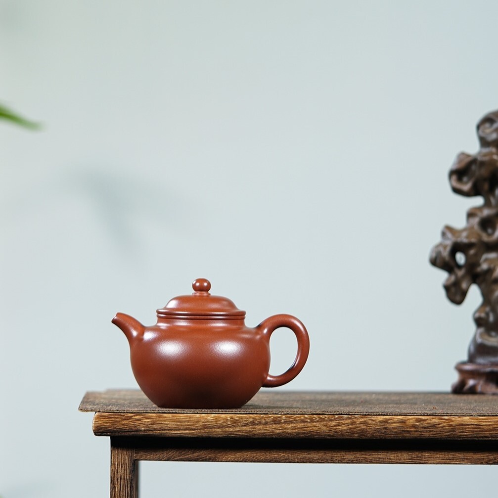 【掇只】-- 壺身飽滿如穹，線條圓融似月。