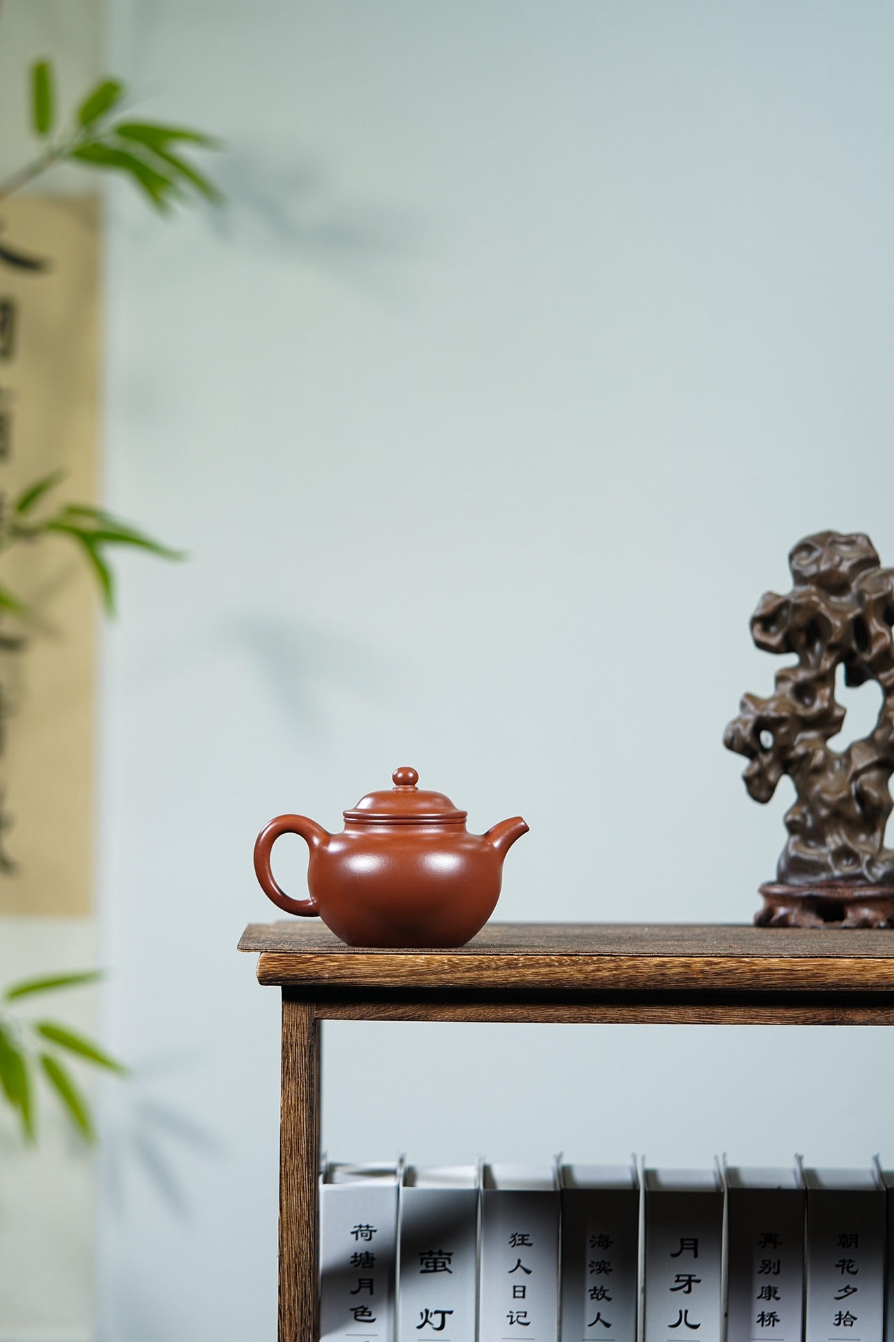 【掇只】-- 壺身飽滿如穹，線條圓融似月。