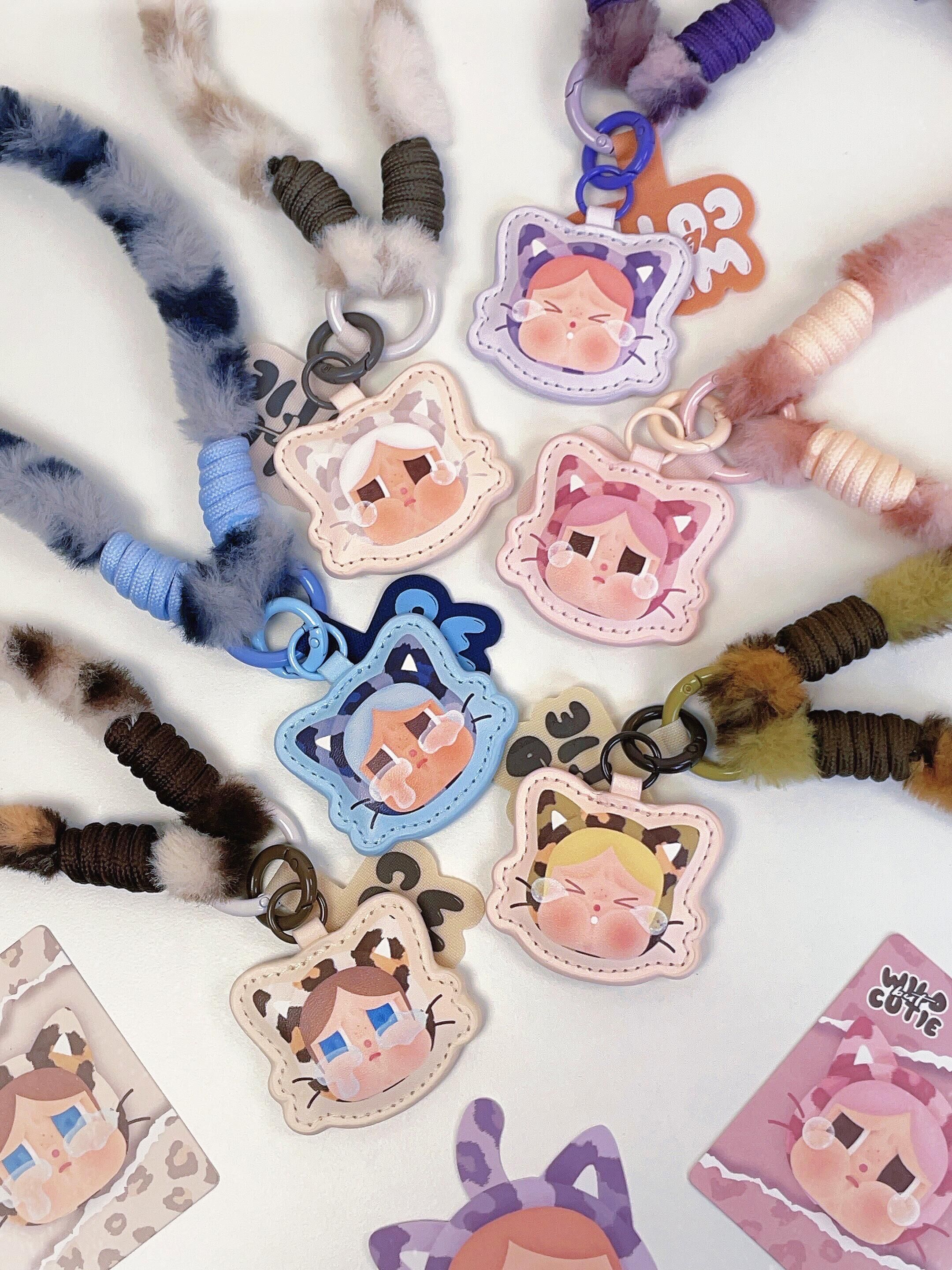 POPMART 泡泡瑪特 CRYBABY 哭娃 豹豹貓貓系列手機掛繩盲盒6+1款 絨毛 吊飾 鑰匙圈(任買兩件711免運)/預購