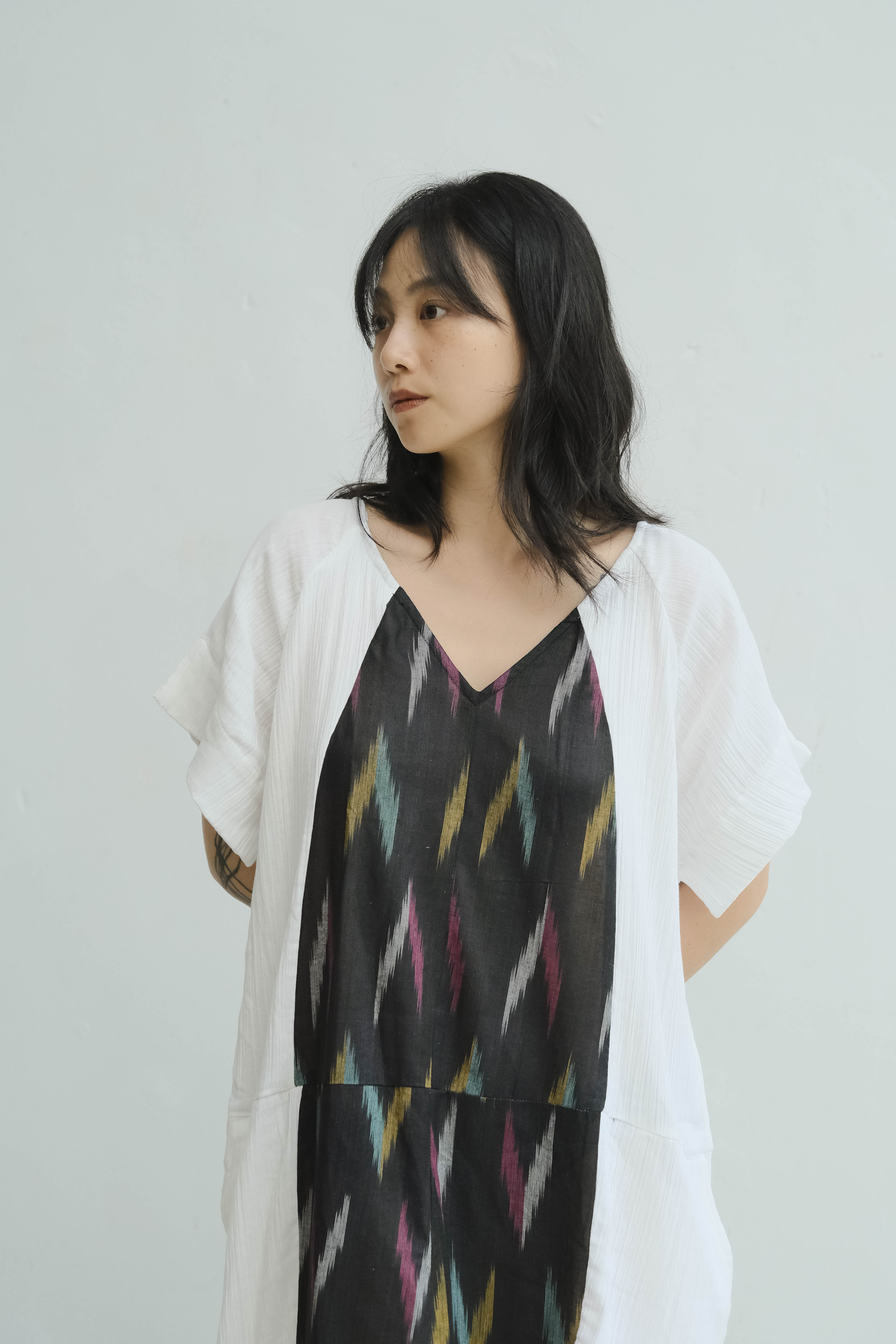 V領拼接落肩洋裝 / Ikat 黑白
