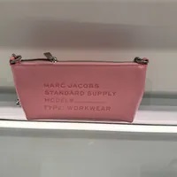 [S] MARC JACOBS BUBBLEGUM 4R4SMN025S01-685 CHAIN LOGO ZIP POUCH, 196611258289 (SMJ567)