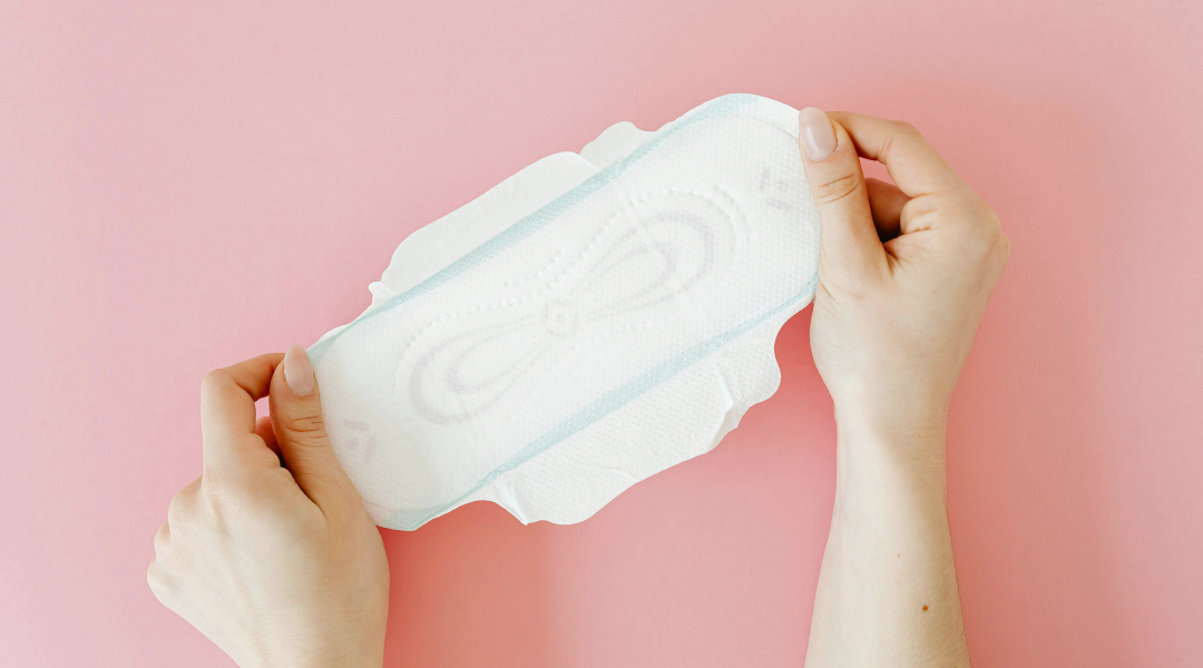 分泌物是女性生理健康的重要指標，會隨著月經週期、荷爾蒙變化、生活習慣而有所不同。健康的分泌物能維持私密處濕潤、平衡菌叢，防止細菌感染。但當分泌物變多、顏色異常或伴隨搔癢、異味時，就可能是發炎或感染的徵兆！