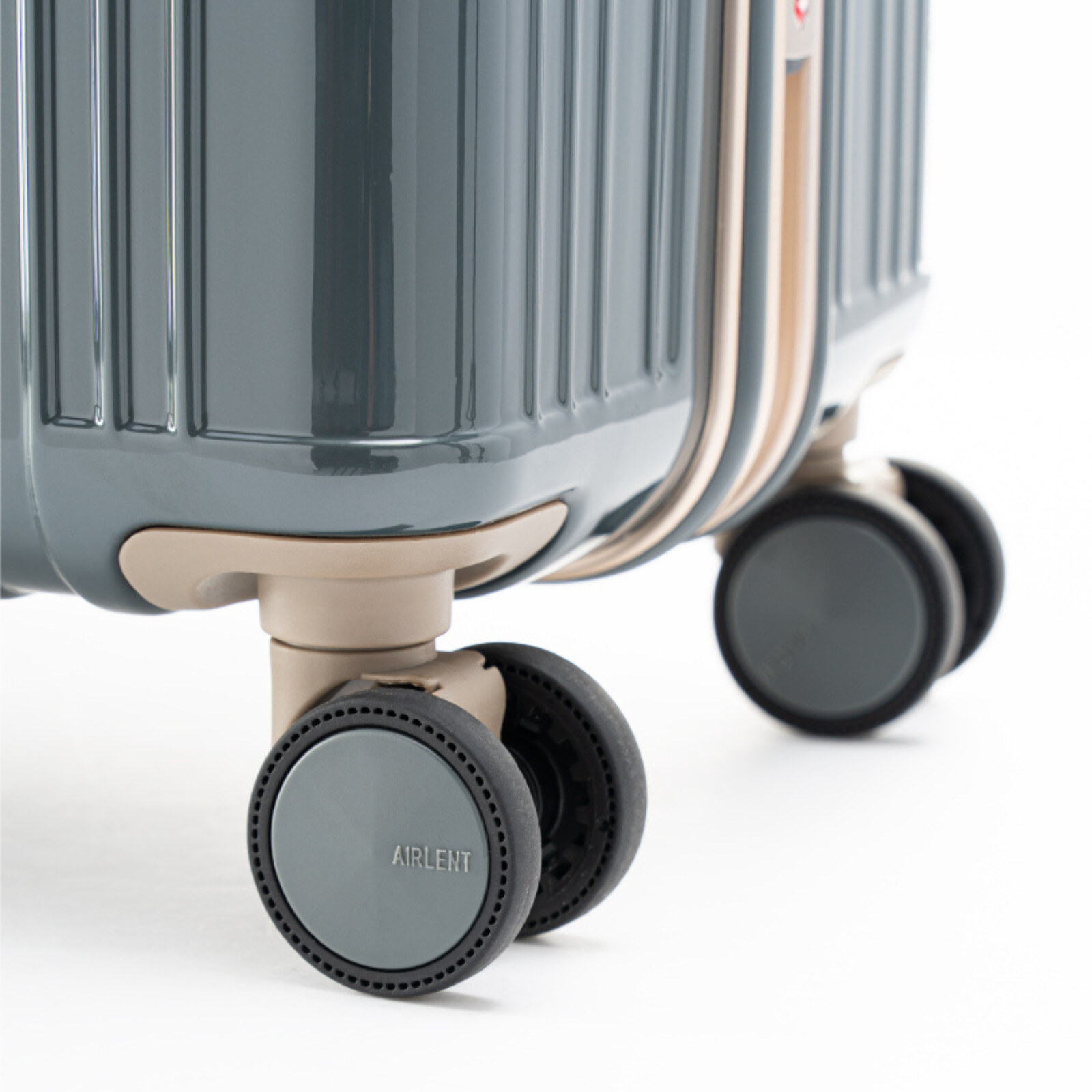 Asia Luggage 靜音輪與材質細節近拍圖