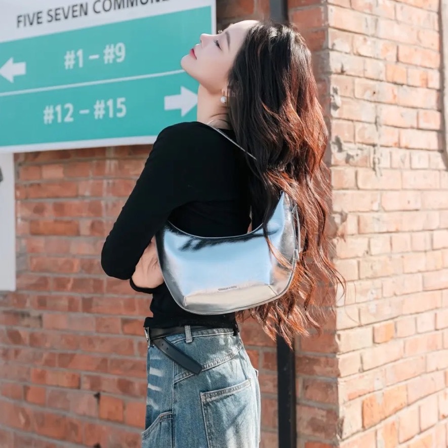 Charles & Keith Bryna 拉鍊彎月包 月亮包 小CK 單肩包 腋下包 手提包 側背包 / 預購