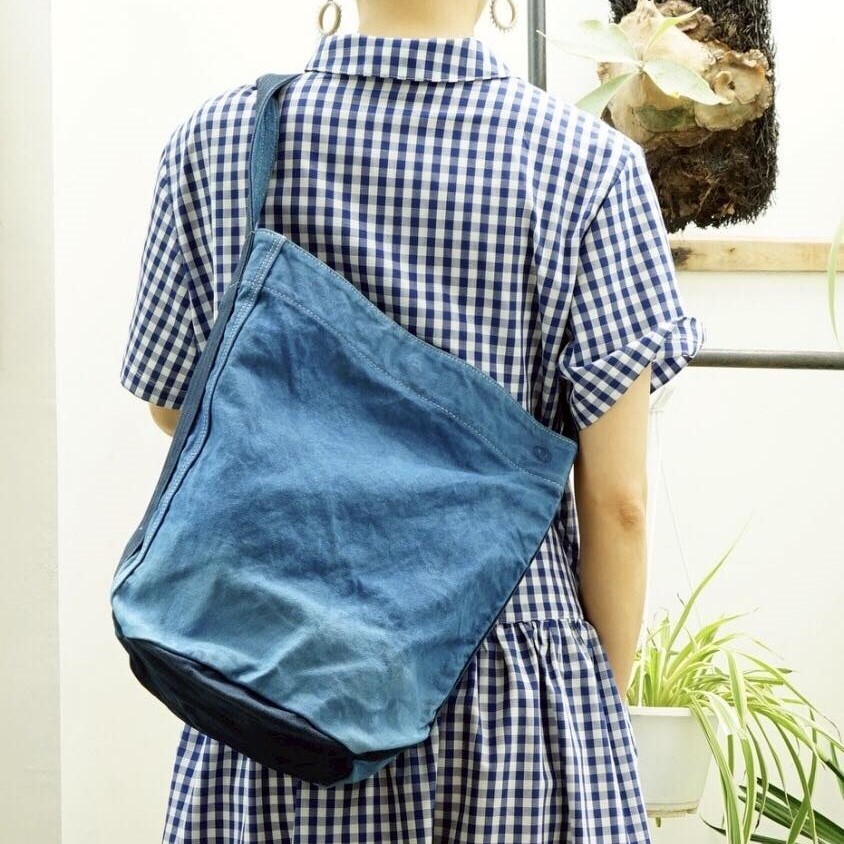 阿福圓筒帆布包正面展示，藍染漸層色彩自然過渡，圓筒形設計適合日常外出
